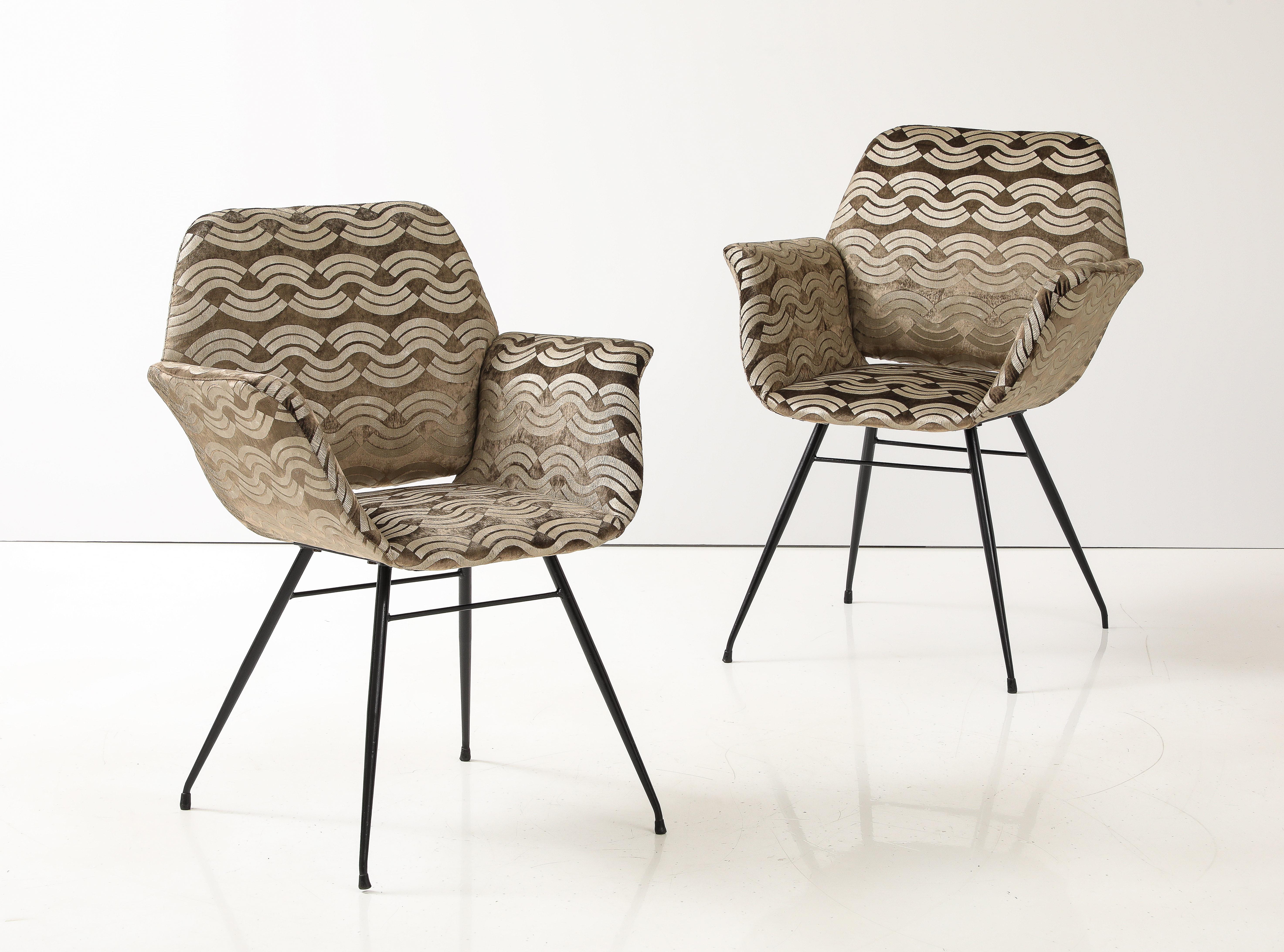 Erstaunlich Paar 1950er Eisen modernistischen Sessel zugeschrieben Gastone Rinaldi für Rima, vollständig restauriert und neu gepolstert in Castanets Donghia Stoff, mit geringem Verschleiß und Patina aufgrund von Alter und Nutzung.