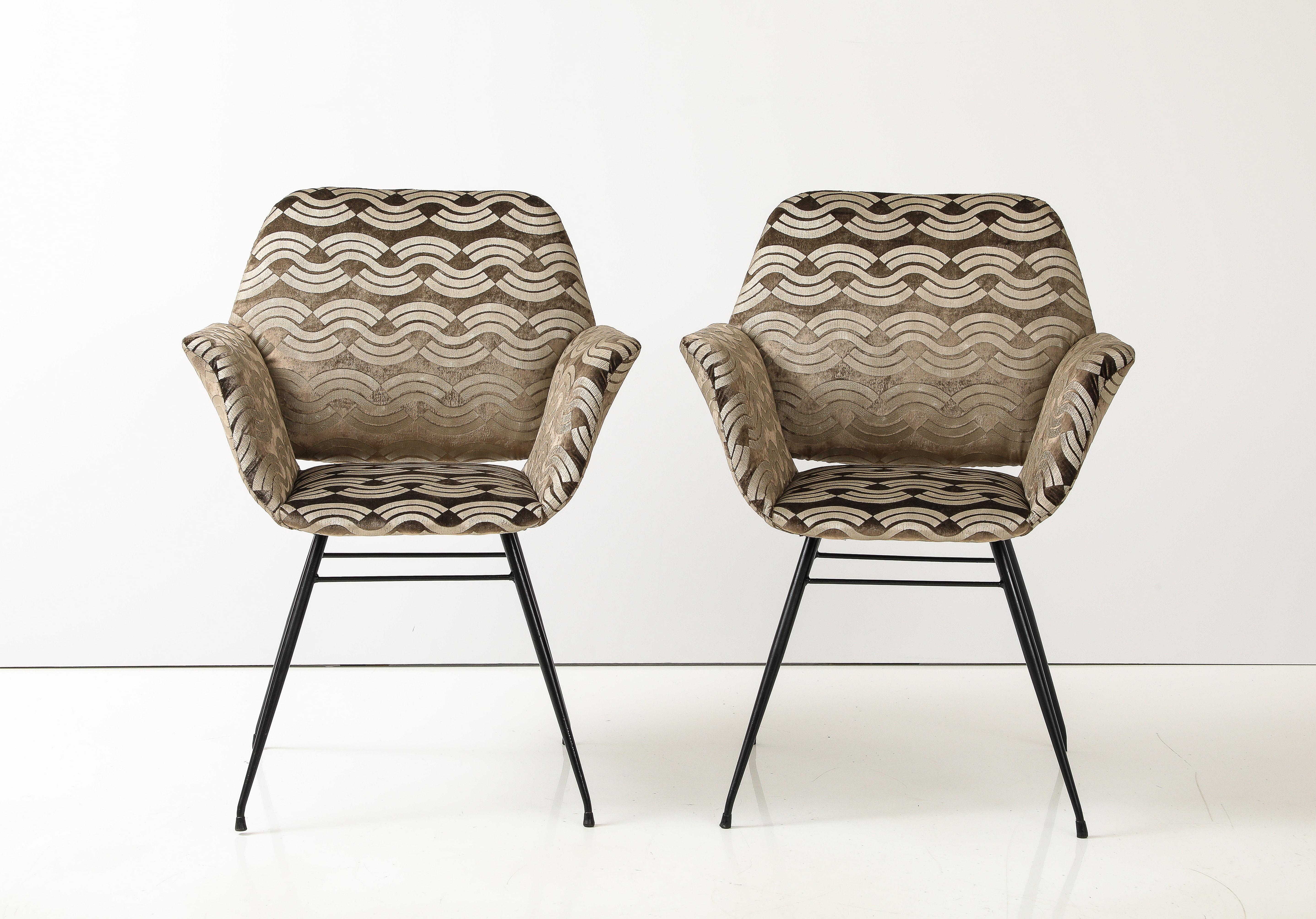 Gastone Rinaldi zugeschriebene modernistische Sessel mit Donghia-Stoff (Mitte des 20. Jahrhunderts) im Angebot