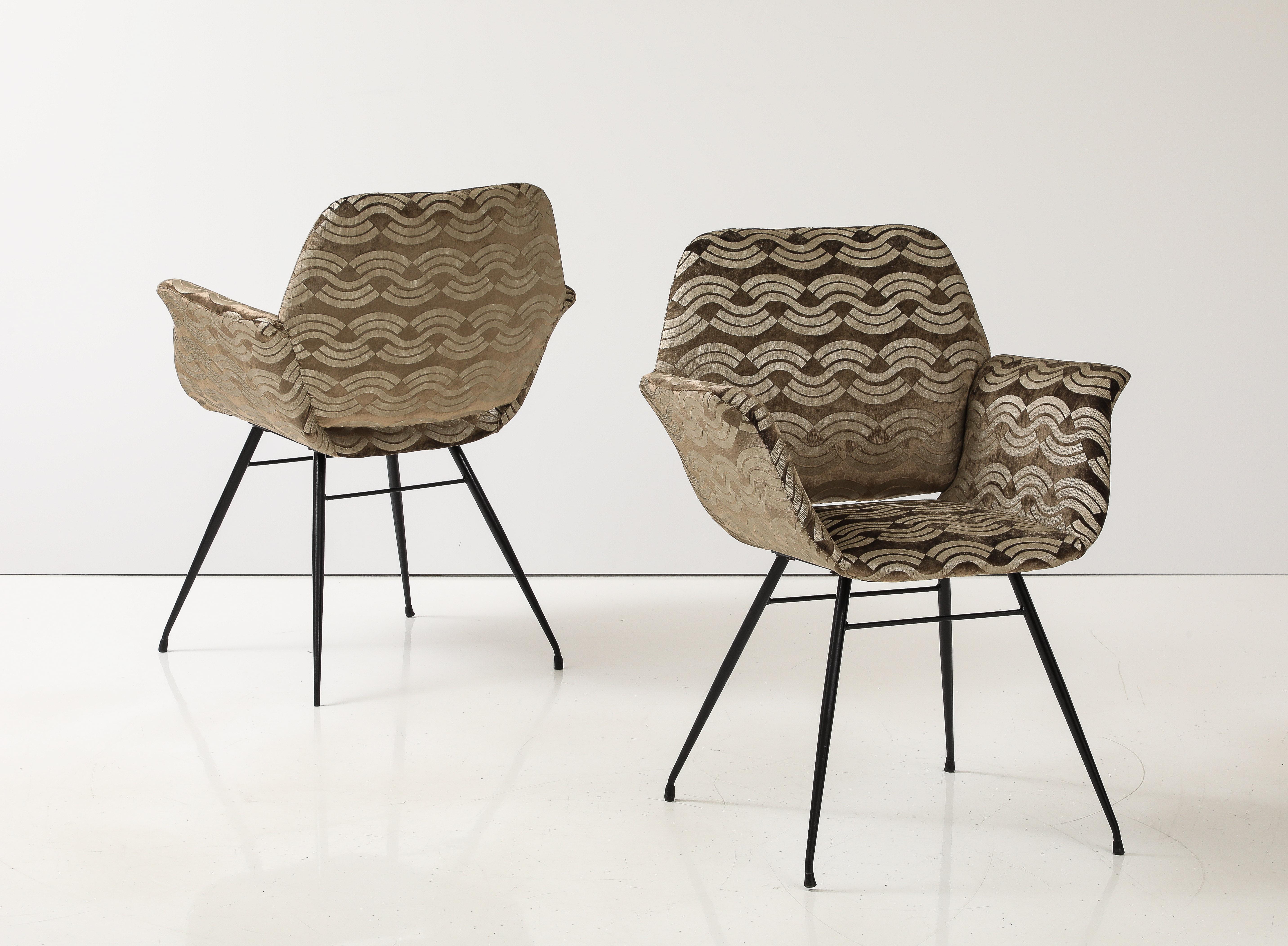 Gastone Rinaldi zugeschriebene modernistische Sessel mit Donghia-Stoff (Samt) im Angebot