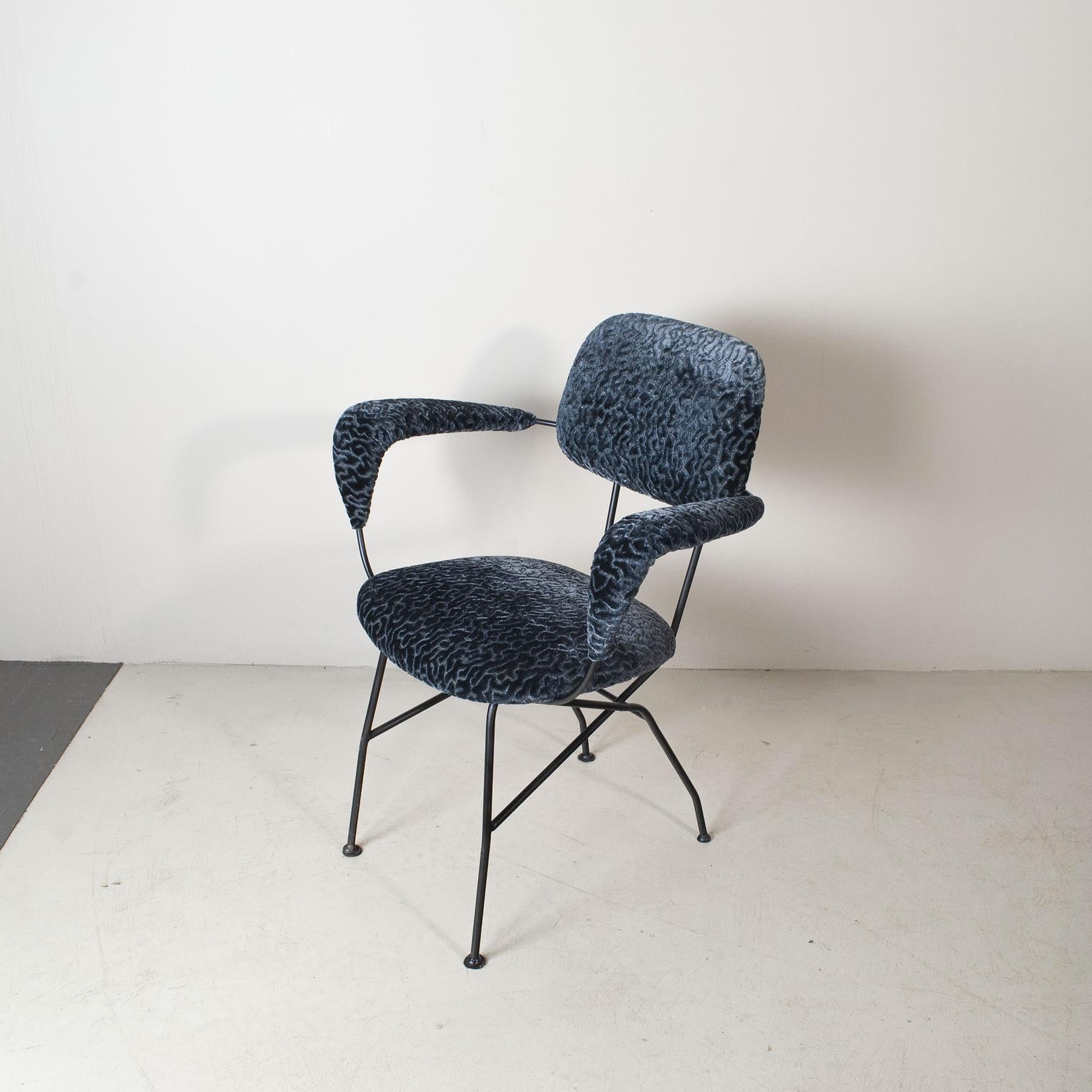 Schöner Stuhl mit maschinell bearbeitetem und gebogenem Metallgestell Designer Gastone Rinaldi für RIMA 1950er Jahre

Gastone Rinaldi wurde 1920 in Padua geboren und schloss sein Studium der Buchhaltung am Institut Belzoni ab. Zunächst arbeitete er
