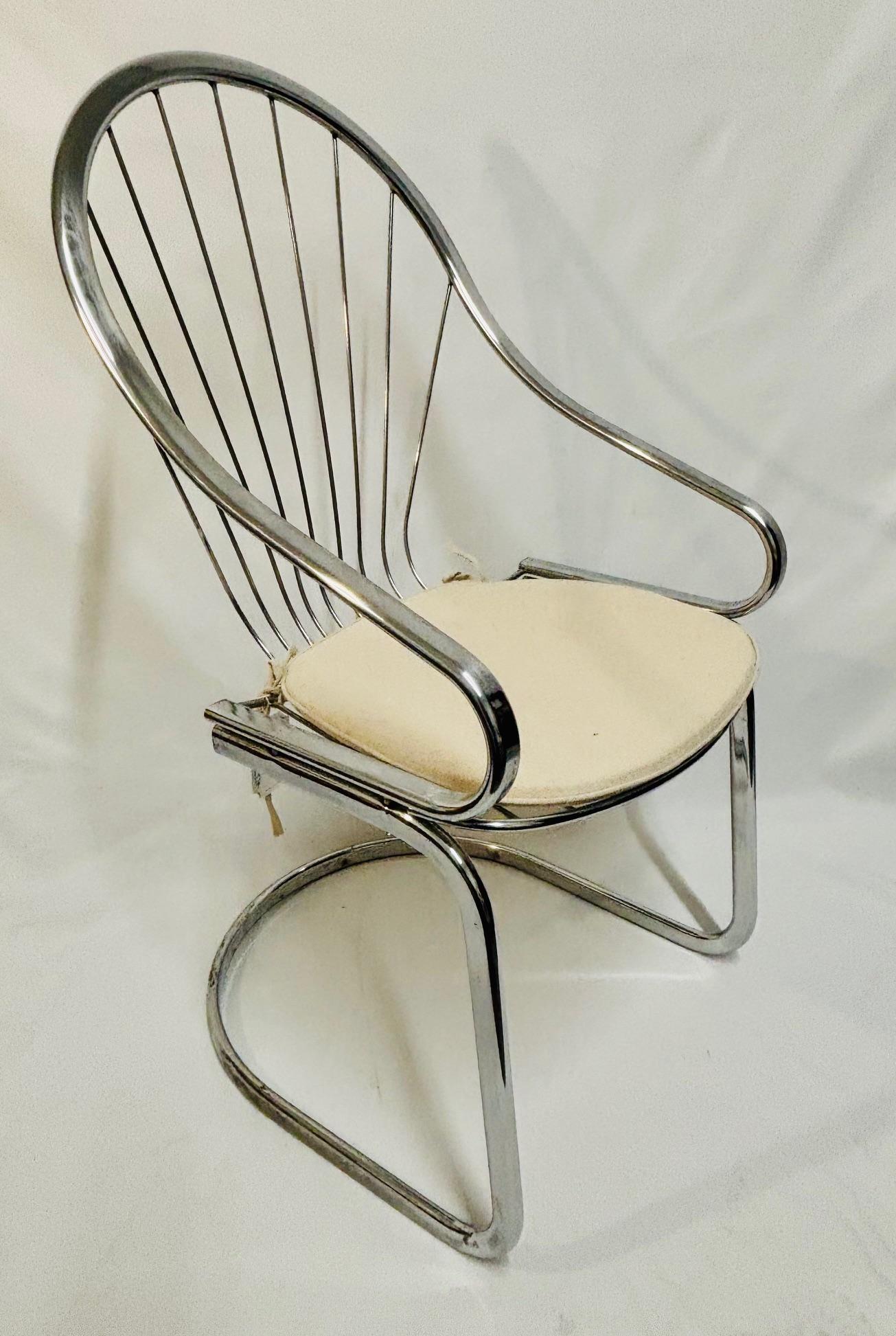 Impresionante ejemplo del diseño italiano de mediados de siglo, esta silla auxiliar cromada Gastone Rinaldi destila elegancia y sofisticación sin esfuerzo.  

Con un elegante marco tubular de silueta curvada, encarna la atención al detalle y la
