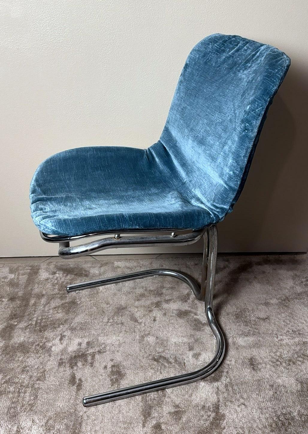 Te invitamos a que leas la descripción completa, ya que proporcionamos información técnica e histórica detallada para garantizar la autenticidad de nuestros artículos.
Esta elegante e icónica silla italiana está fabricada con tubos de acero cromado,