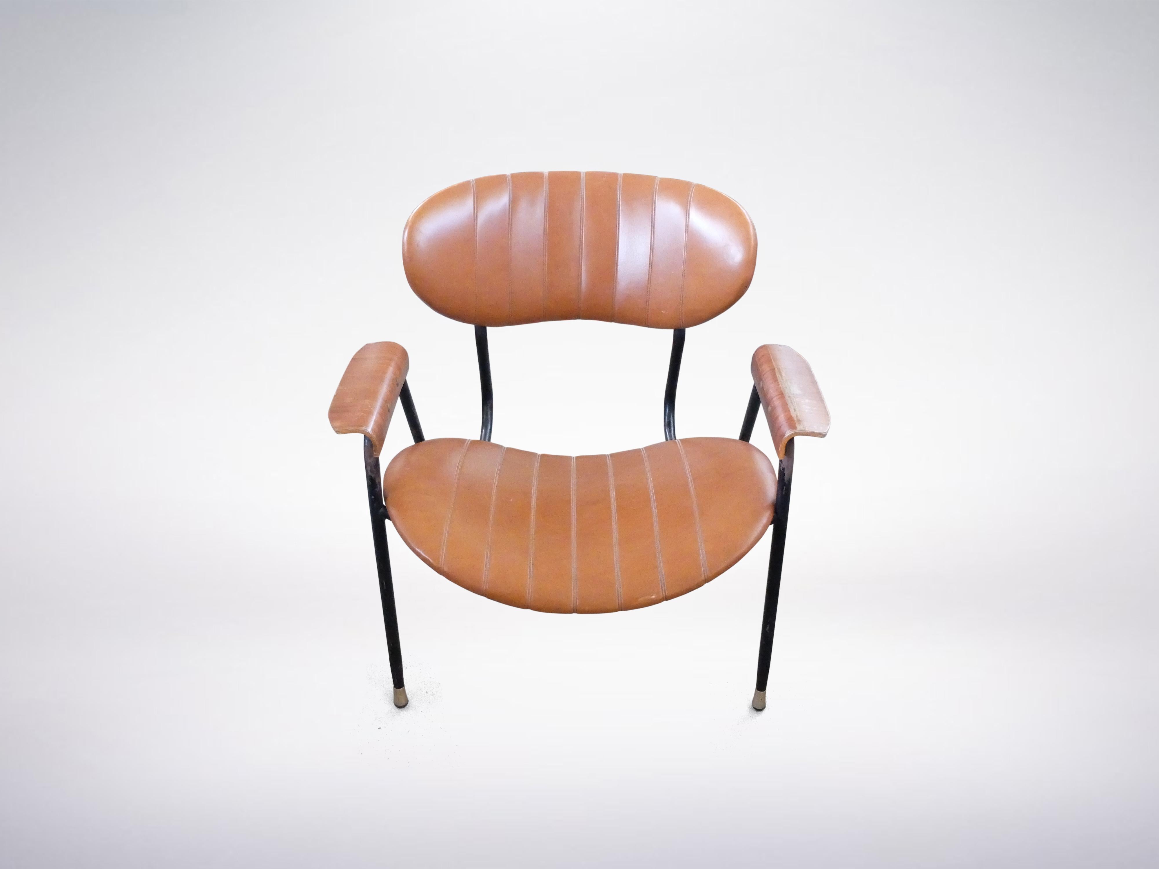Gastone Rinaldi for Rima, Italian Mid-Century leather lounge chair, 1950
This beautiful brown leather lounge chair is comfortable and stylish. 


Please note : the 