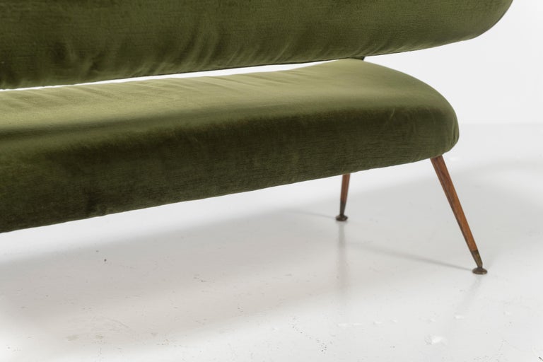 Gastone Rinaldi for RIMA Mod. DU559 Green Velvet Sofa with Wood and Brass, Italy For Sale 5