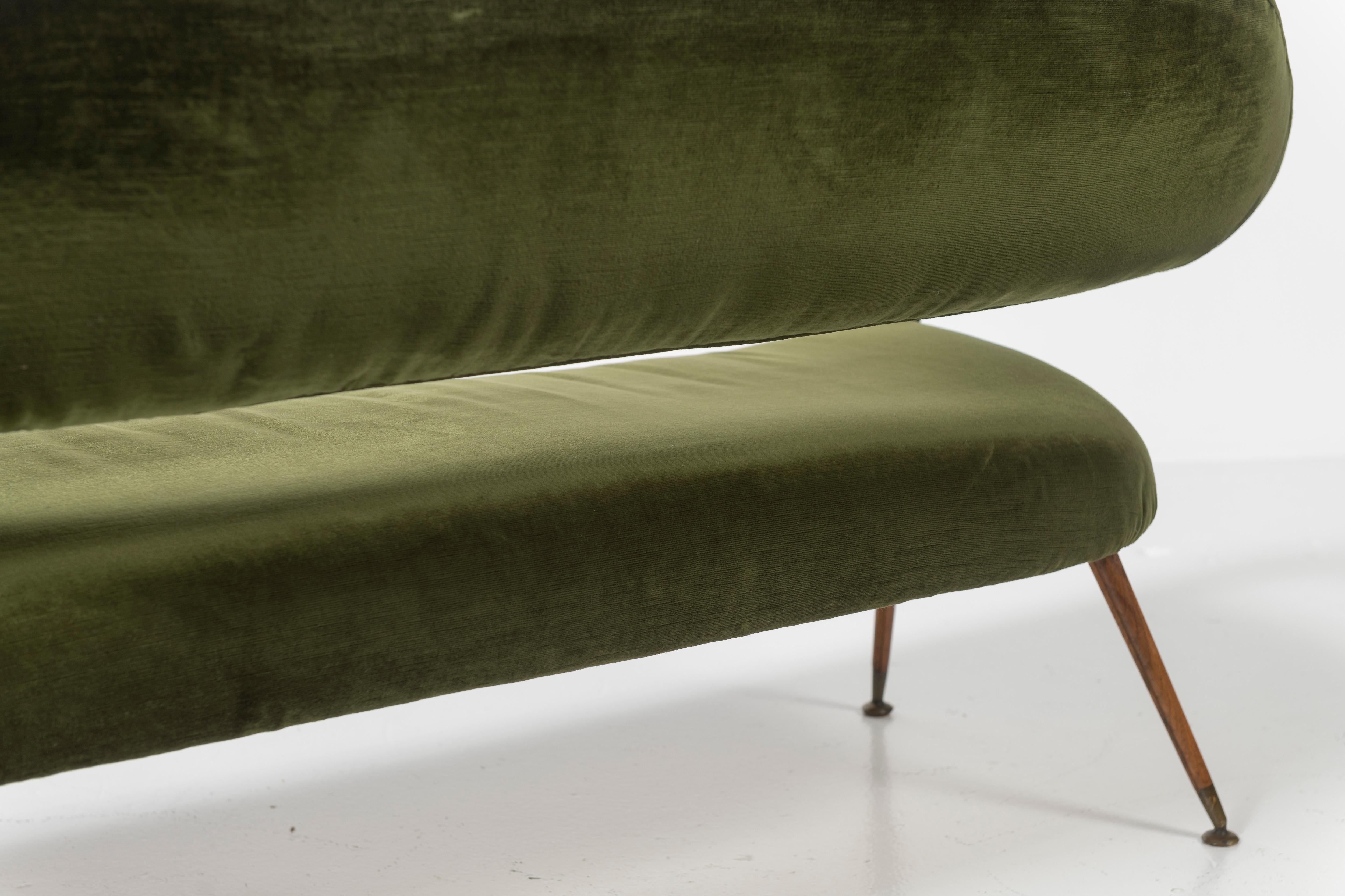 Gastone Rinaldi for RIMA Mod. DU559 Green Velvet Sofa with Wood and Brass, Italy For Sale 5