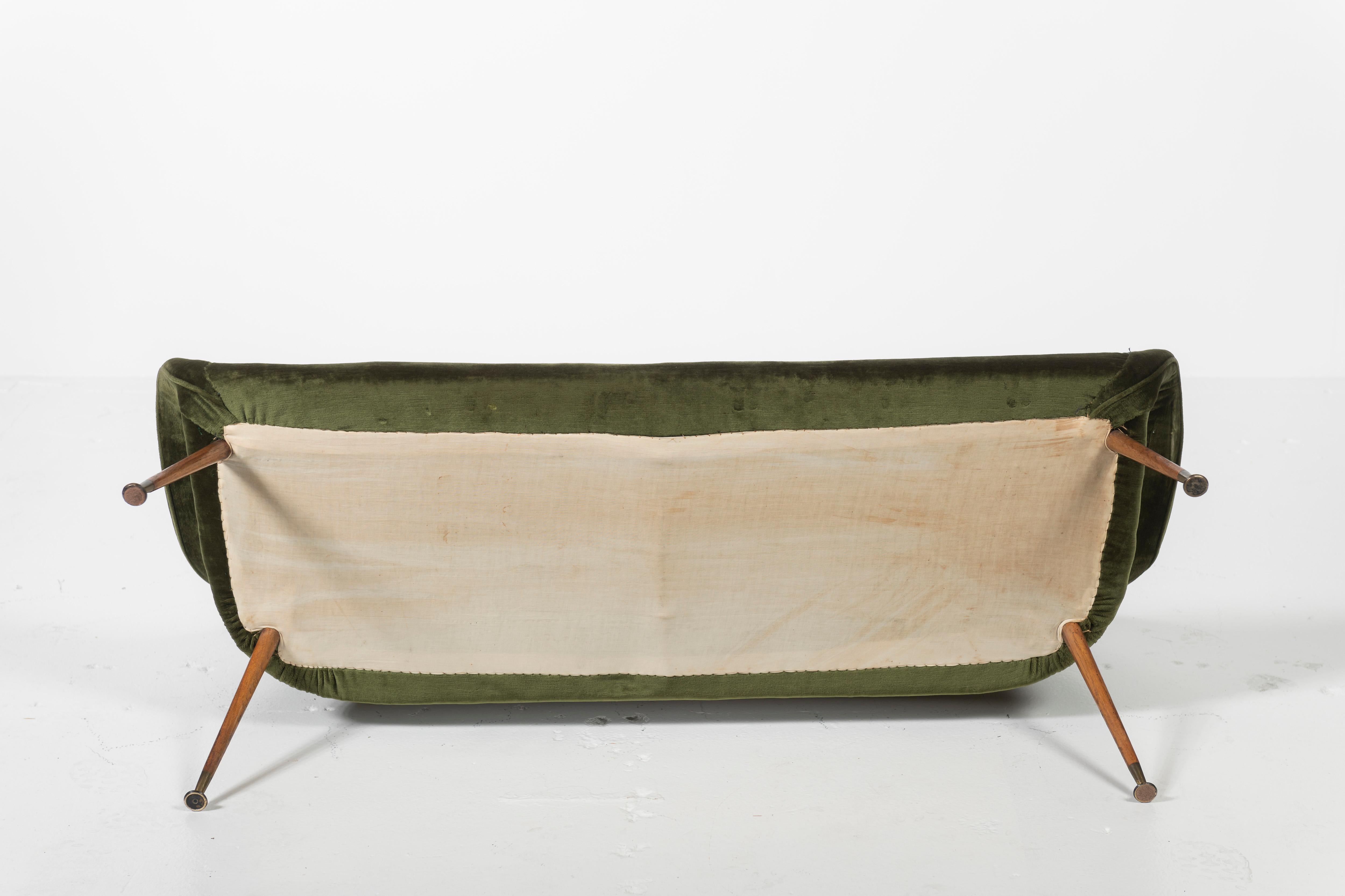 Gastone Rinaldi for RIMA Mod. DU559 Green Velvet Sofa with Wood and Brass, Italy For Sale 6