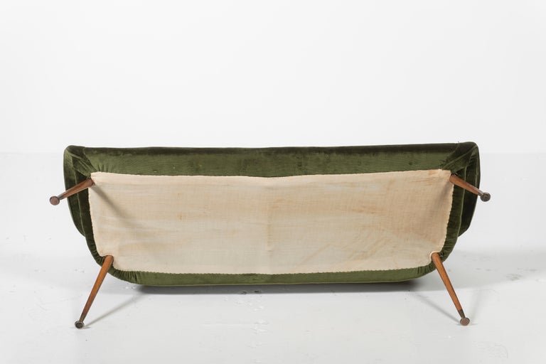 Gastone Rinaldi for RIMA Mod. DU559 Green Velvet Sofa with Wood and Brass, Italy For Sale 7