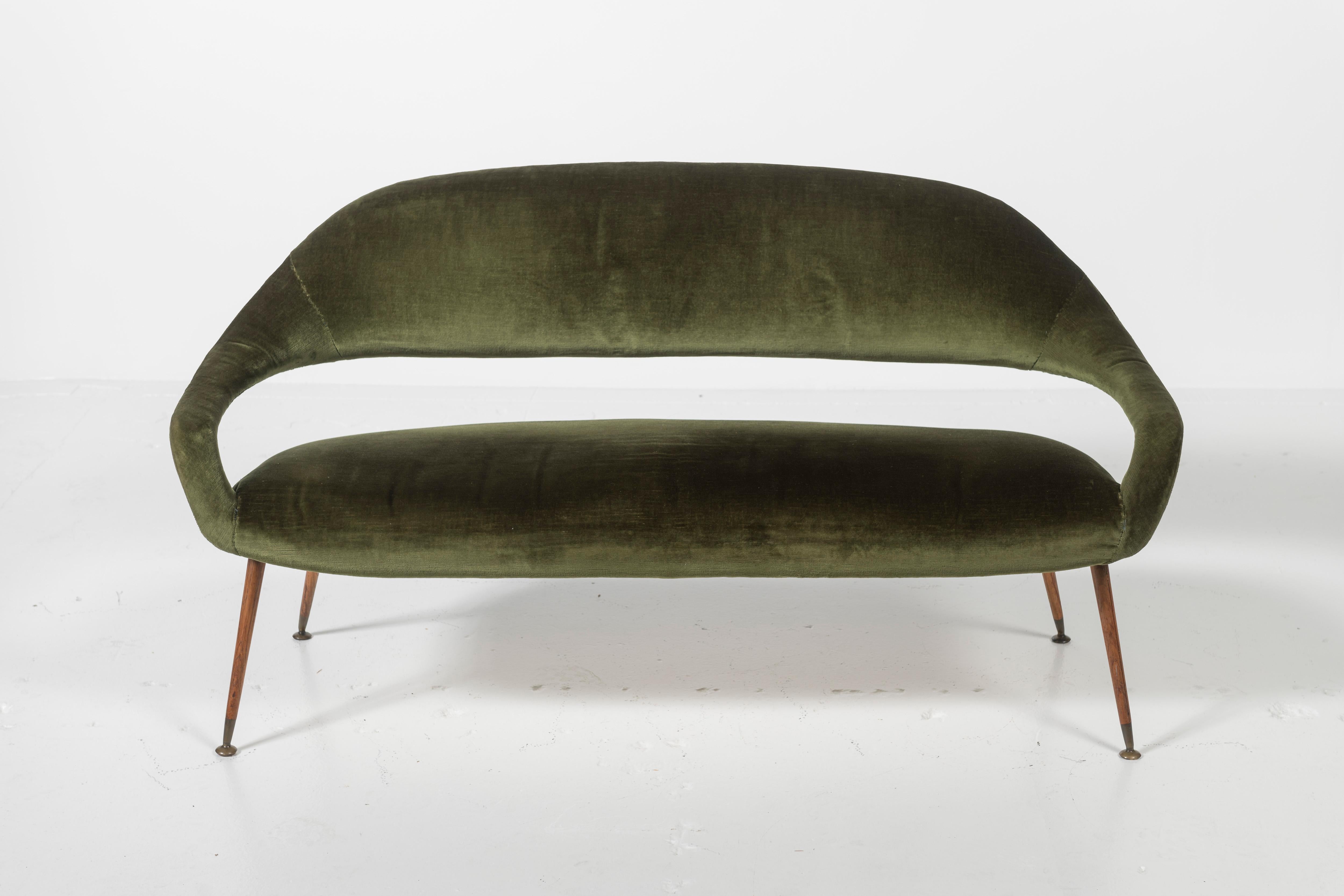 Ce sofa incroyablement élégant et rare du milieu du siècle dernier a été conçu par l'Italien Gastone Rinaldi pour RIMA en 1950. Avec ses lignes élégantes, cette pièce est à la fois flottante et solide. En très bon état et peut être facilement