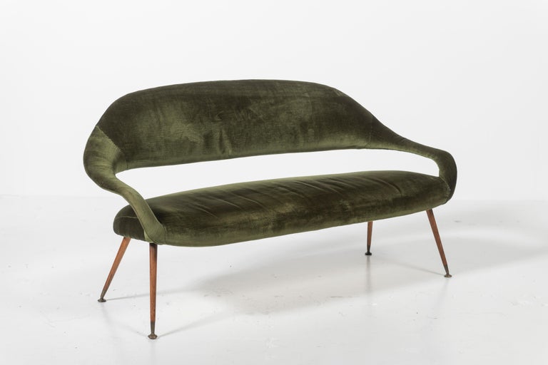 Italian Gastone Rinaldi for RIMA Mod. DU559 Green Velvet Sofa with Wood and Brass, Italy For Sale