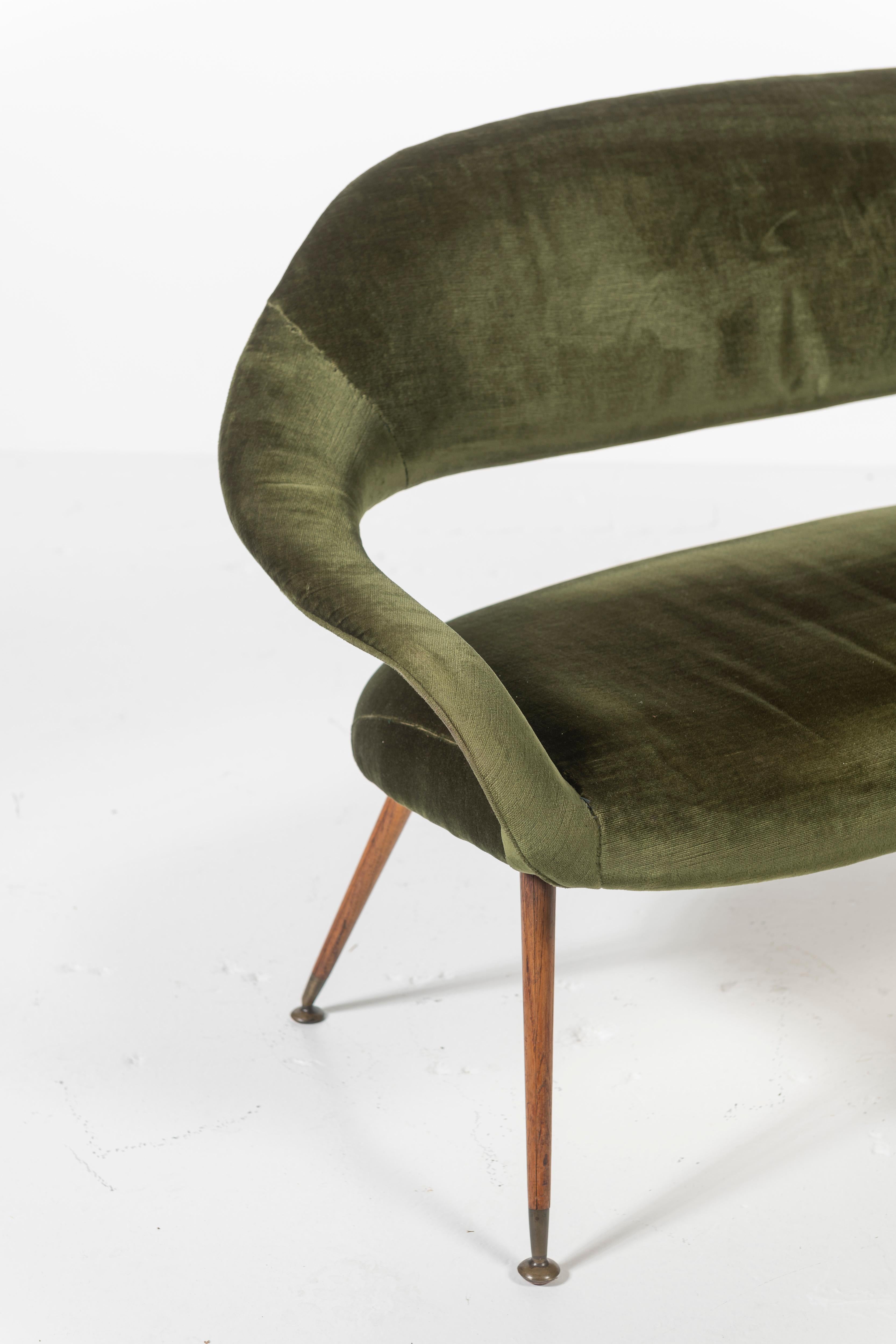 Gastone Rinaldi pour RIMA Mod. canapé en velours vert avec bois et laiton DU559, Italie Bon état - En vente à San Francisco, CA