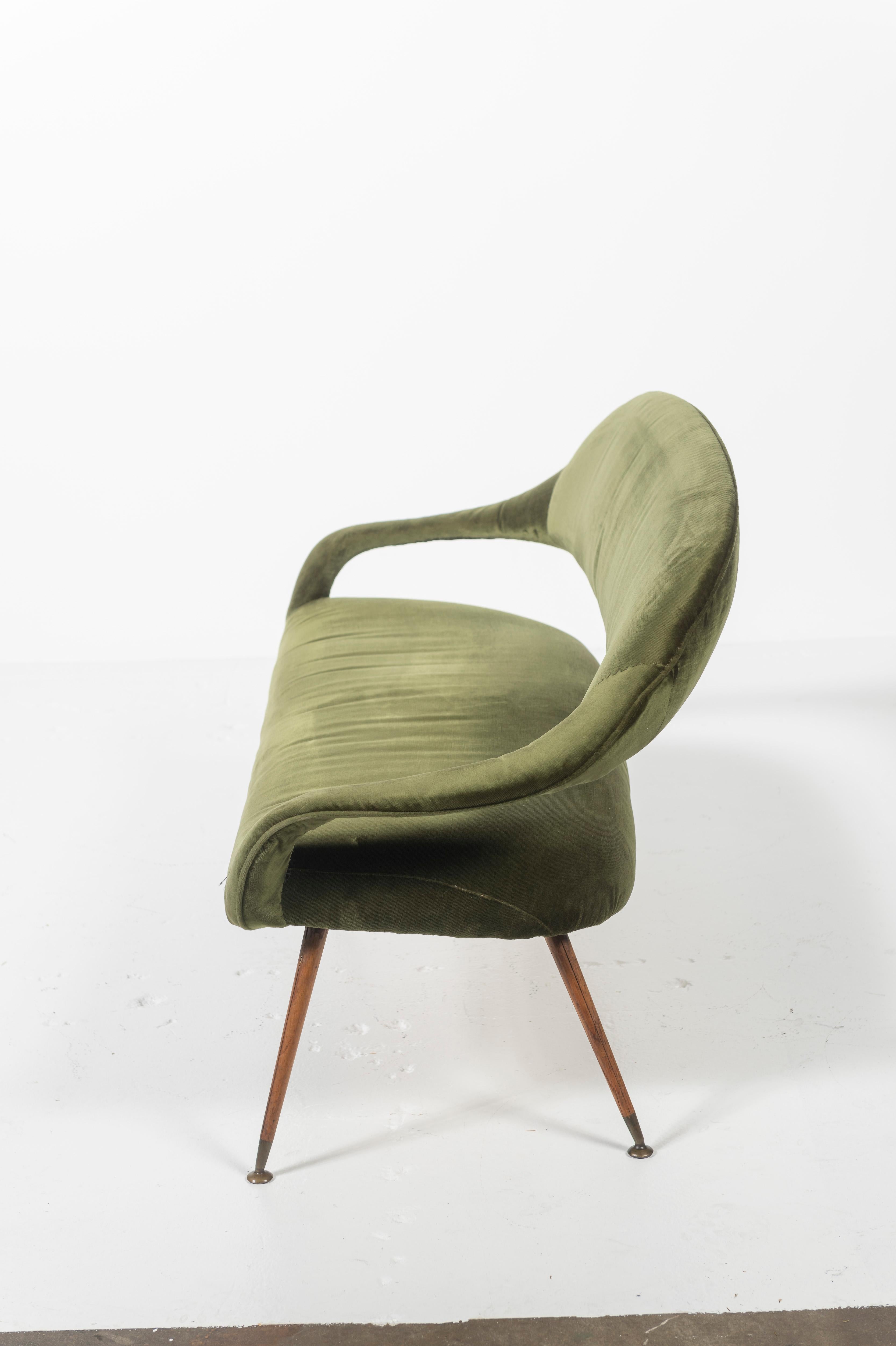 20ième siècle Gastone Rinaldi pour RIMA Mod. canapé en velours vert avec bois et laiton DU559, Italie en vente