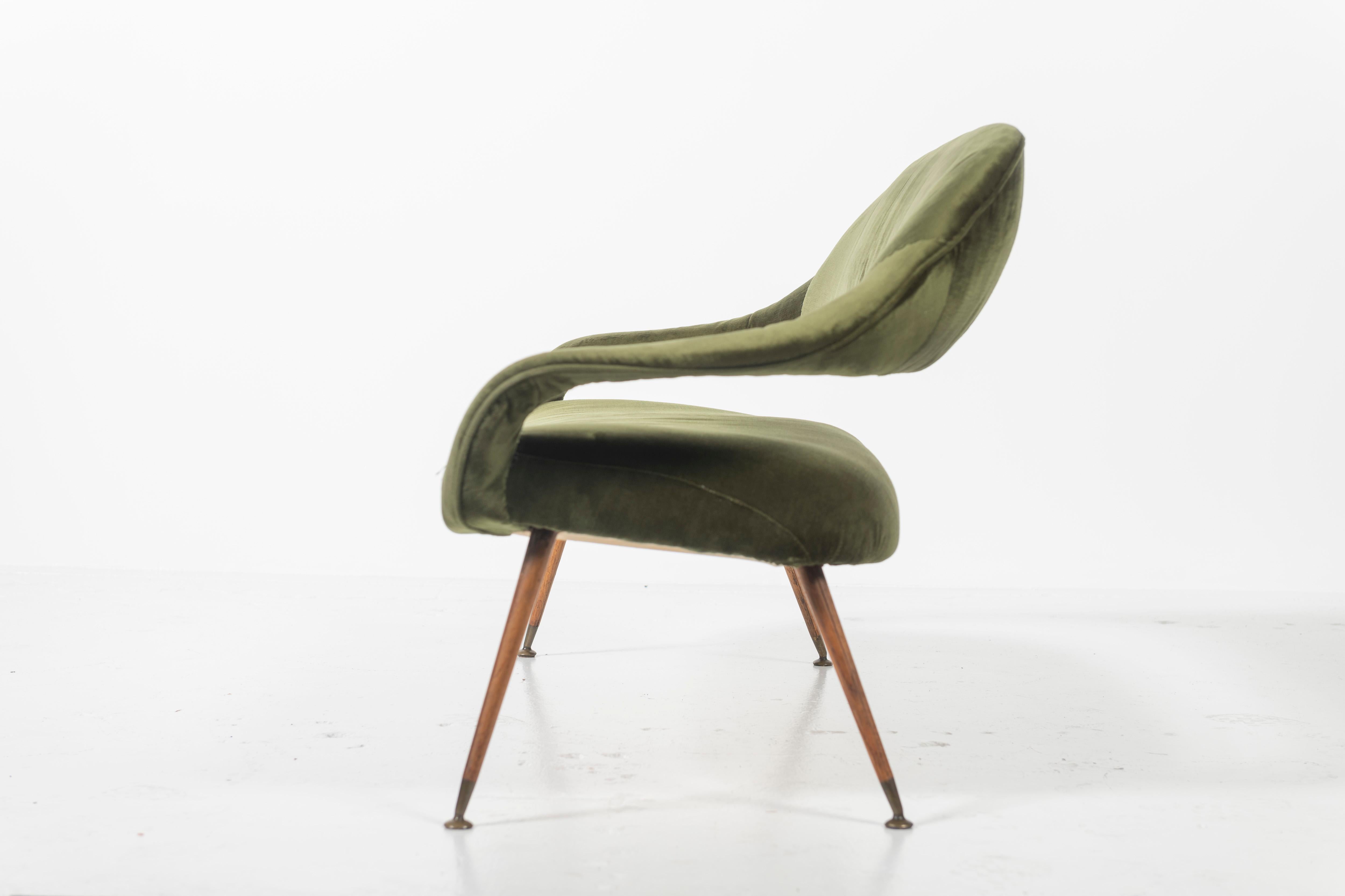 Laiton Gastone Rinaldi pour RIMA Mod. canapé en velours vert avec bois et laiton DU559, Italie en vente