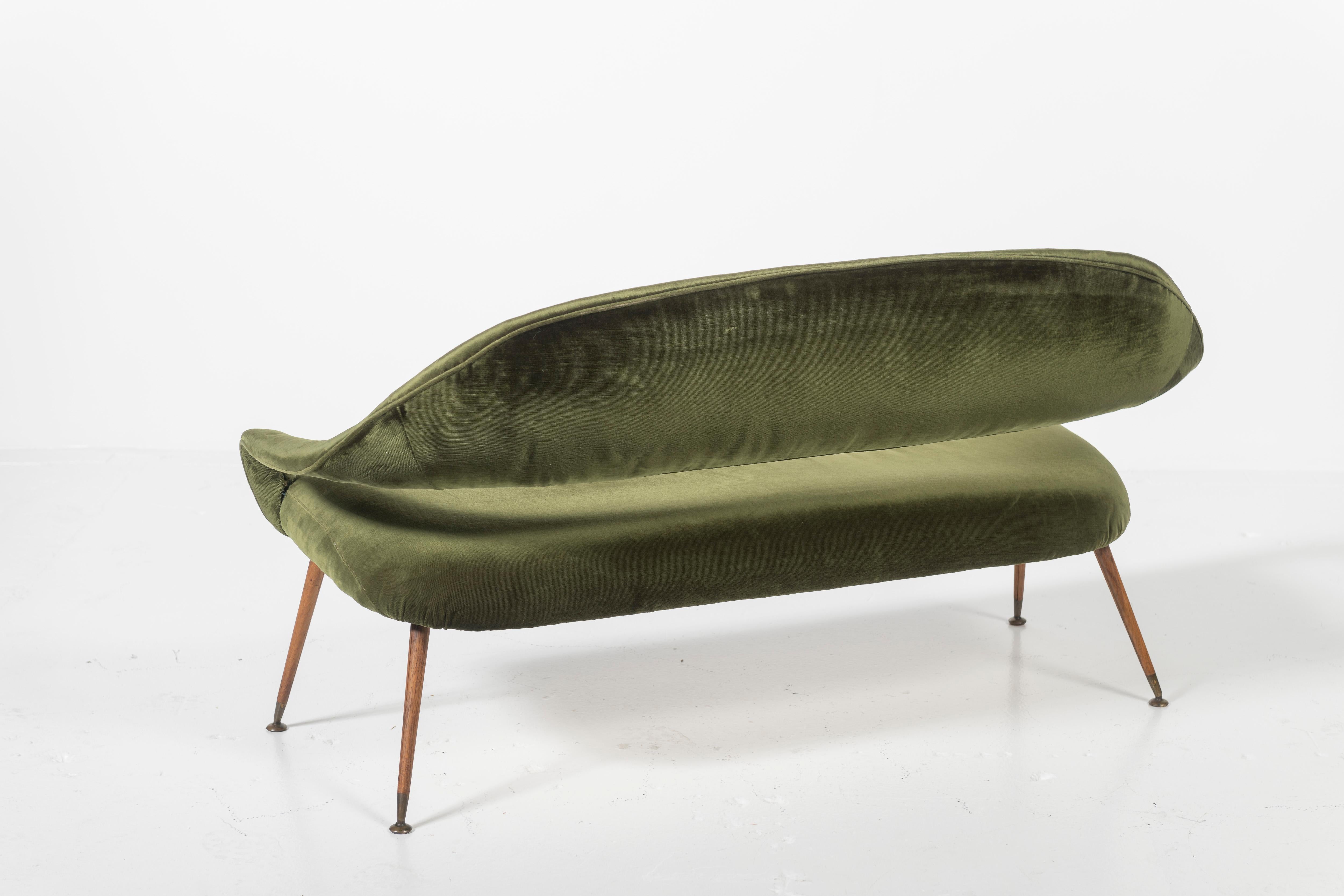 Gastone Rinaldi for RIMA Mod. DU559 Green Velvet Sofa with Wood and Brass, Italy For Sale 1