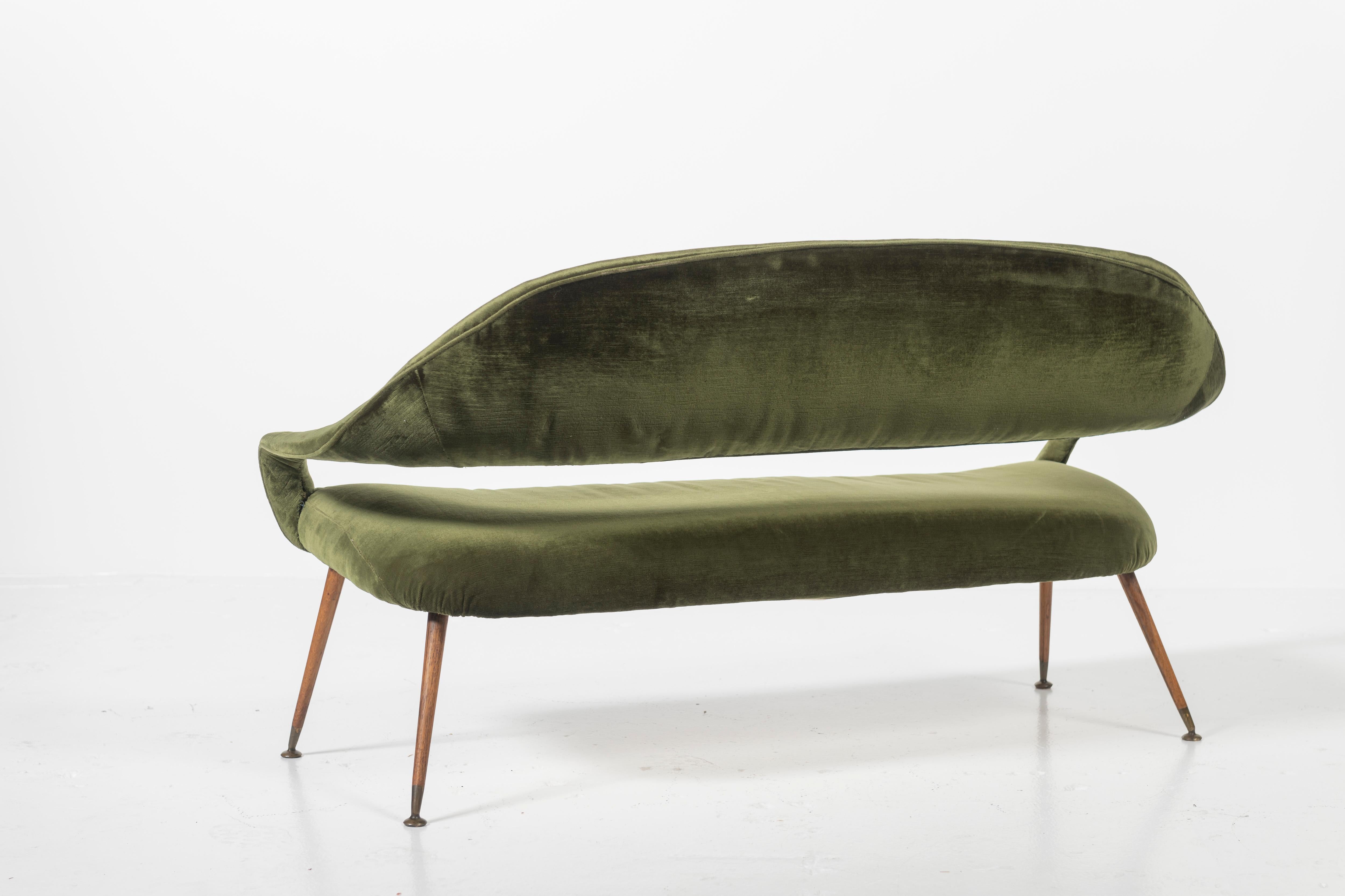 Gastone Rinaldi for RIMA Mod. DU559 Green Velvet Sofa with Wood and Brass, Italy For Sale 2
