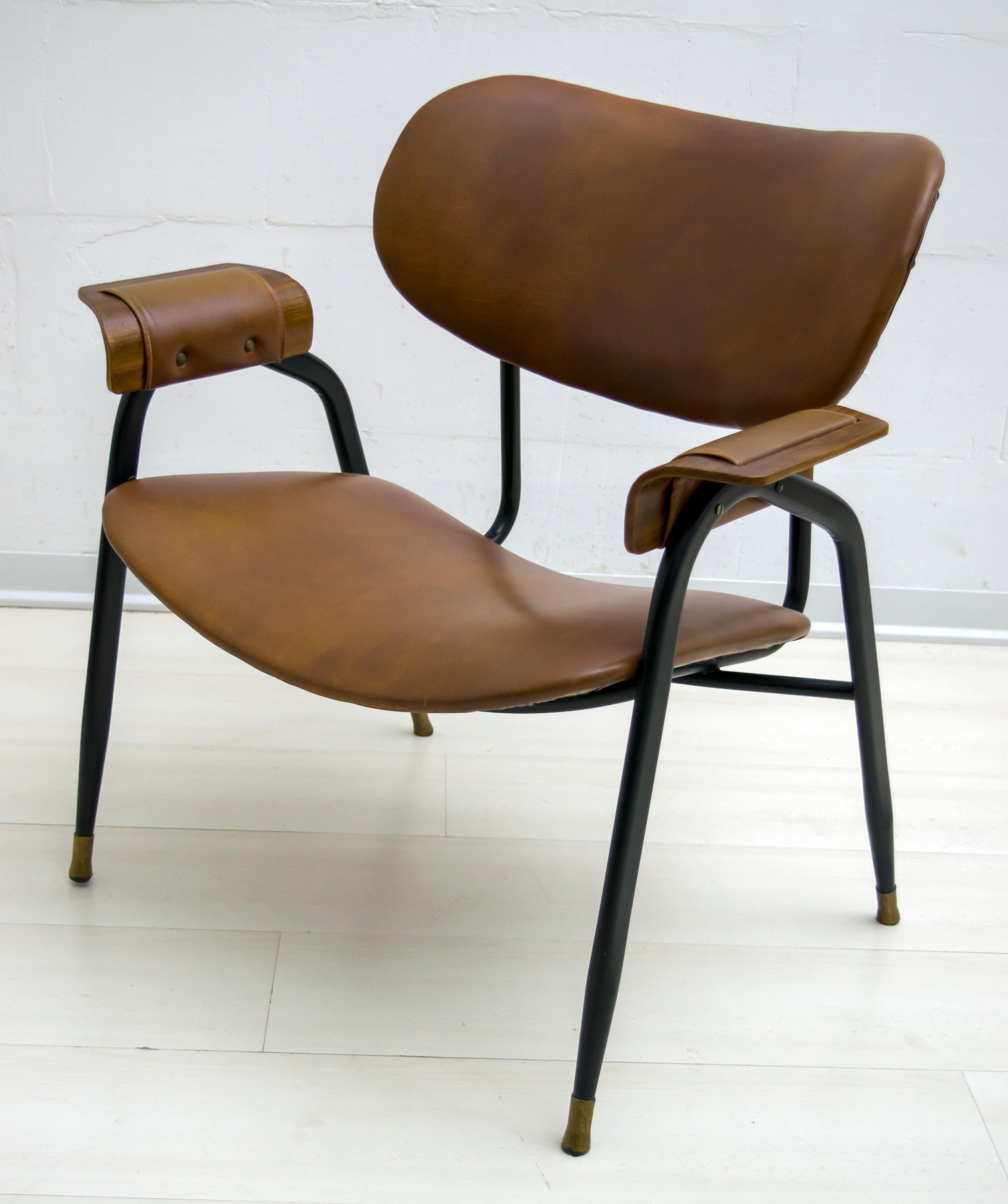 Armchair produced in the 1960s by Rima based on a design by Gastone Rinaldi.
Tubular structure in black painted metal,
Seat and backrest padded and lined in leather-colored eco-leather.
Armrests in curved teak plywood, with an eco-leather