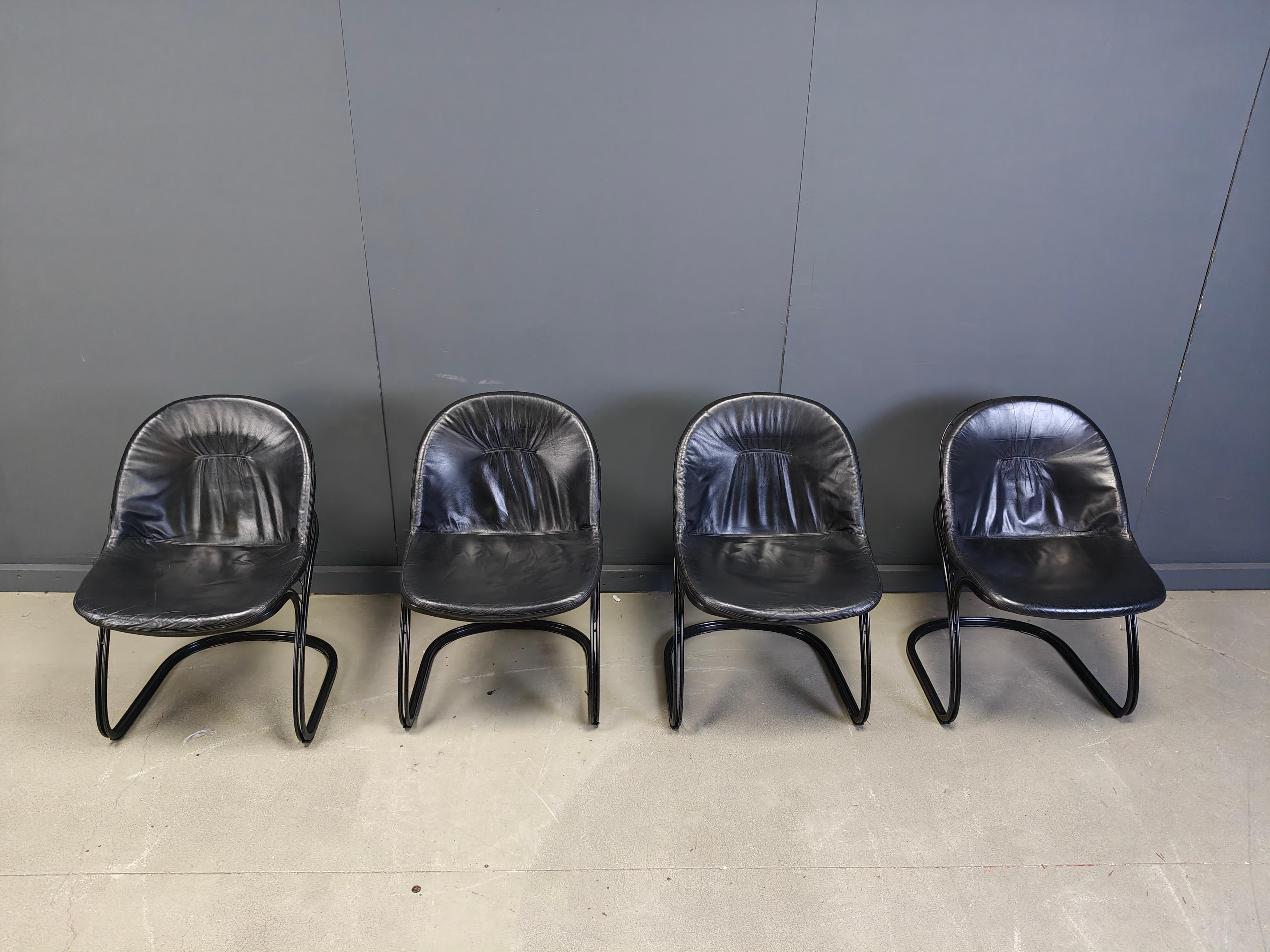 
Sedie da sala da pranzo d'epoca modello 'Pascal'  di Gastone Rinaldi per RIMA Italia.

Il set è composto da 4 sedie con struttura in filo metallico nero con design a sbalzo e cuscini in pelle nera.

Un bellissimo design senza tempo.

Buono