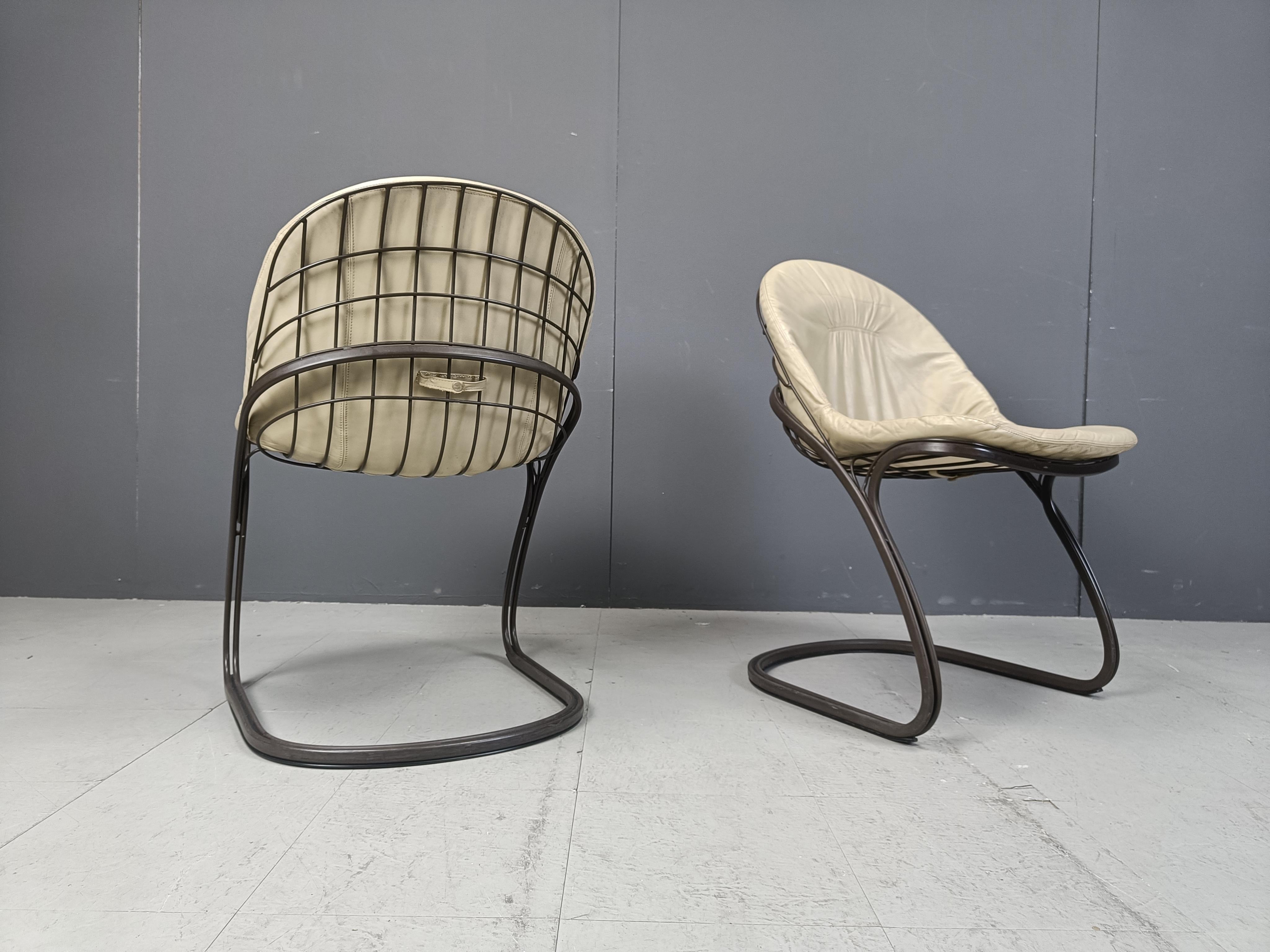 
Sedie da sala da pranzo d'epoca modello 'Pascal'  di Gastone Rinaldi per RIMA Italia.

Il set è composto da 5 sedie con struttura in filo metallico color marrone scuro, design a incastro e cuscini in pelle beige.

Un bellissimo design senza