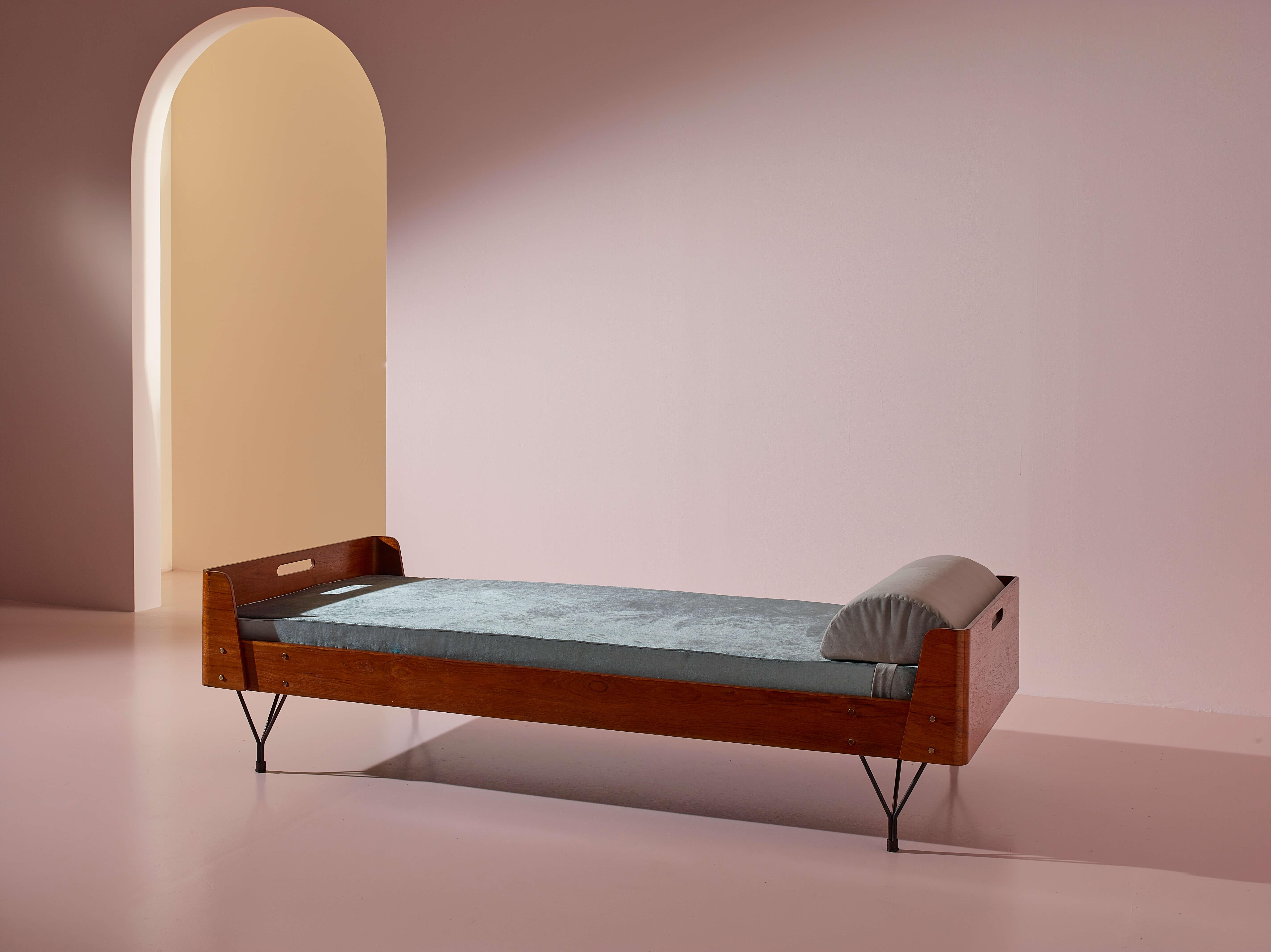Italian Gastone Rinaldi plywood, metal and brass daybed by Rima, Italy, 1950s