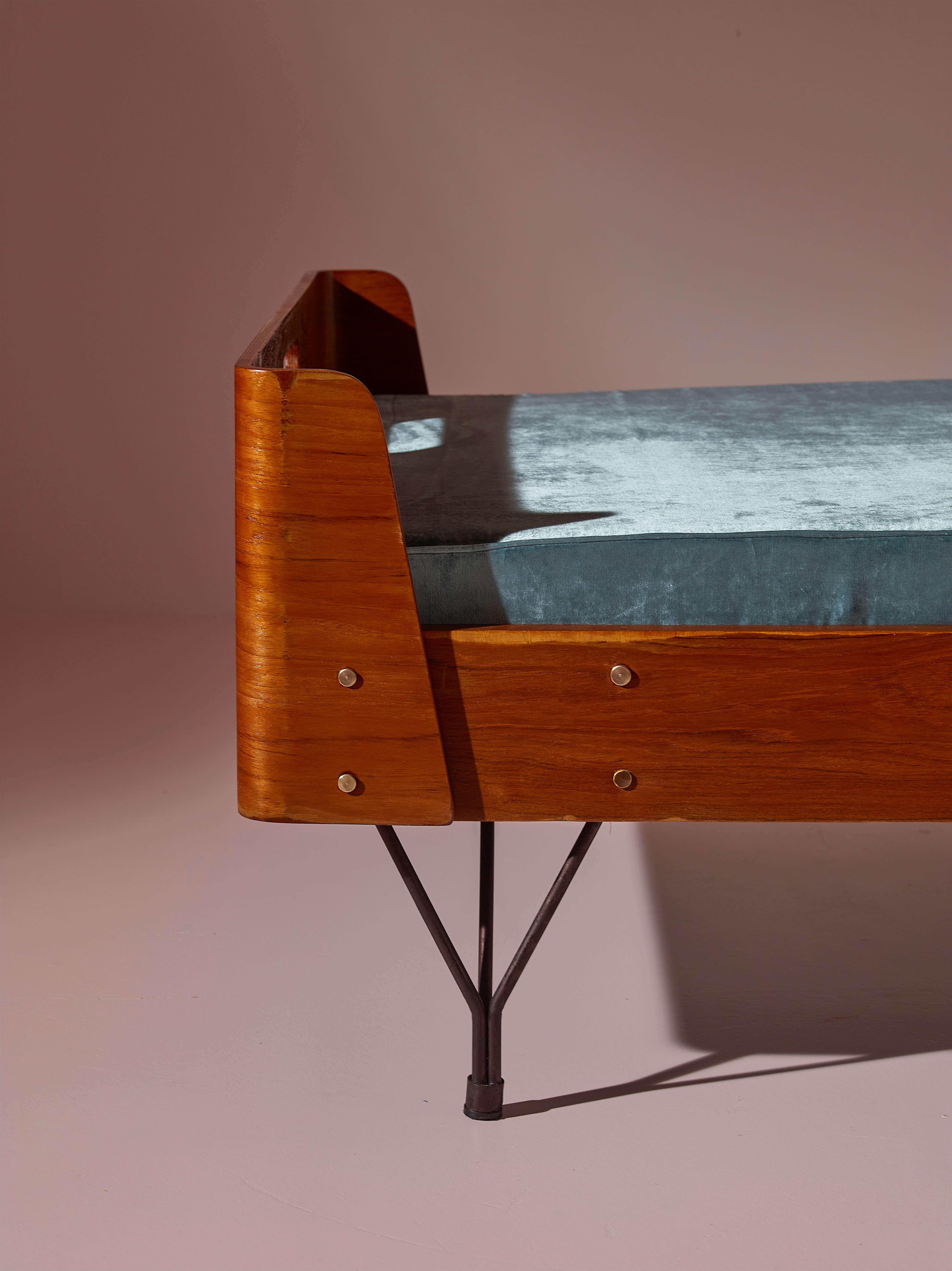 Mid-20th Century Gastone Rinaldi plywood, metal and brass daybed by Rima, Italy, 1950s