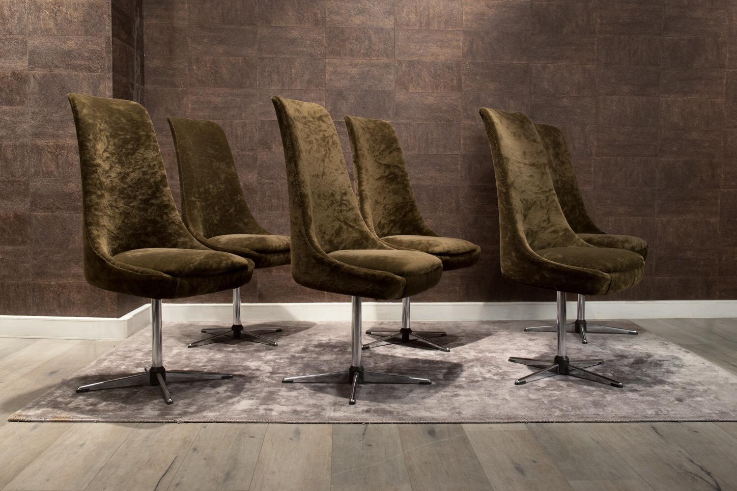 Ensemble de six chaises italiennes des années 1970, les sièges garnis d'un velours original sur un pivot ayant quatre pieds en acier inoxydable.
Cette série de chaises peut parfaitement servir de sièges pour une table de salle à manger circa