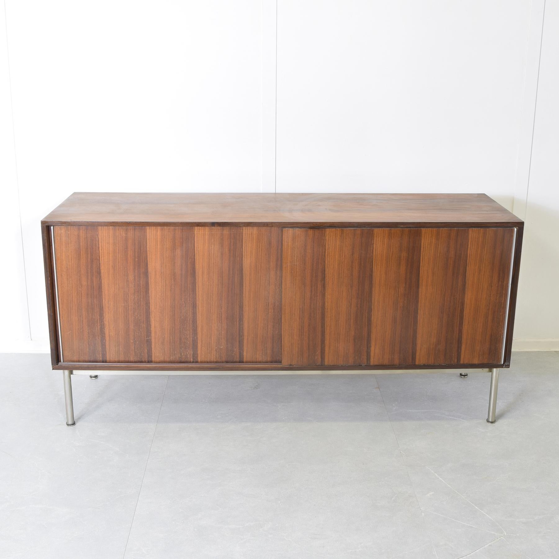 Armoire aux lignes épurées et rationnelles avec deux portes coulissantes et des tiroirs intérieurs.
Selon la photo insérée, il est possible d'acheter deux modules supplémentaires. Chaque module mesure L 75 P 45 H 72

Lorsque vous achetez des