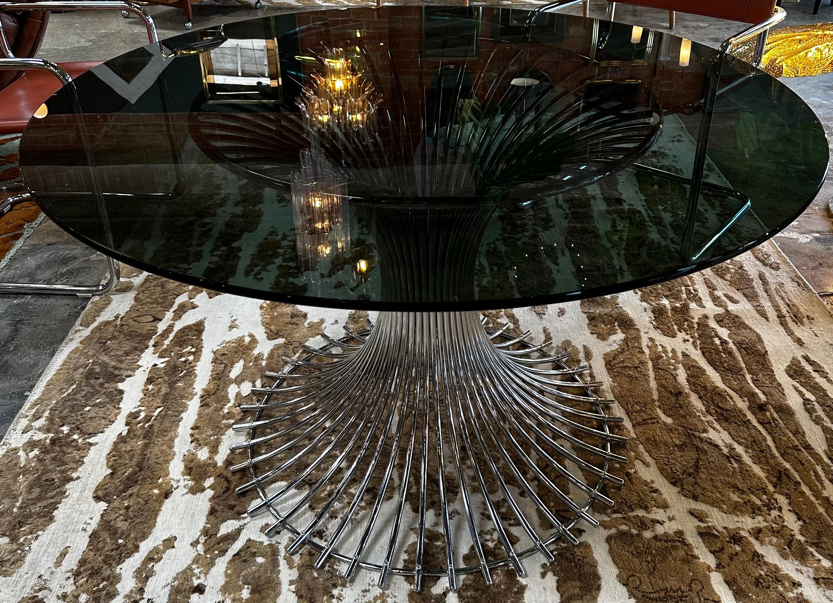 Extraordinaire table de salle à manger de Gastone Rinaldi avec un plateau en verre fume'.



Gastone Rinaldi (1920-2016) est un designer italien. En 1916, son père, Mario Rinaldi, a fondé RIMA, une entreprise qui produisait des meubles en métal.