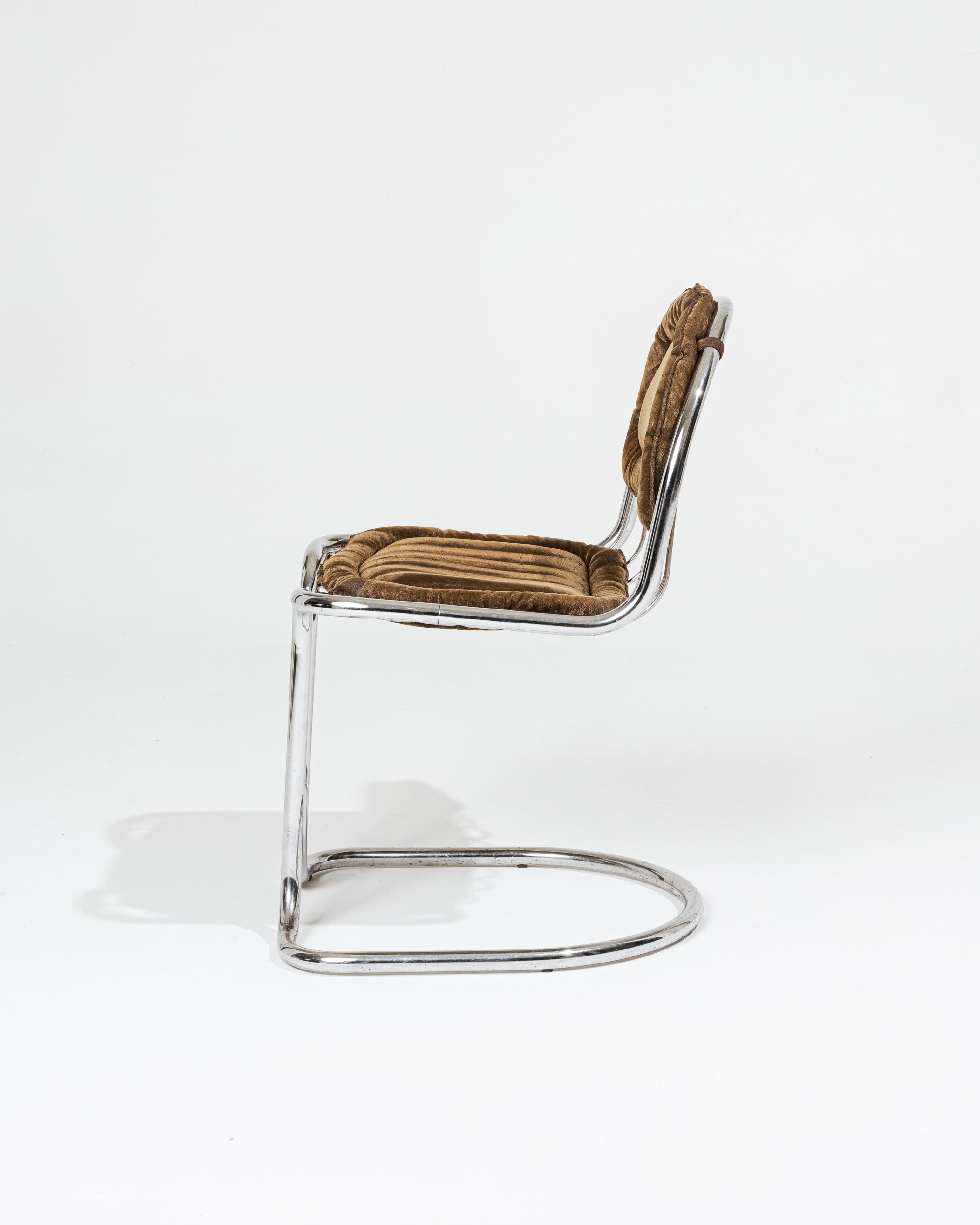 Metal and velvet chair designed by Gastone Rinaldi for RIMA in the 1970s. Its chrome-plated wire and tubular steel frame gives it a modern and light silhouette, typical of the 1970s aesthetic. The brown velvet seat and backrest show some signs of