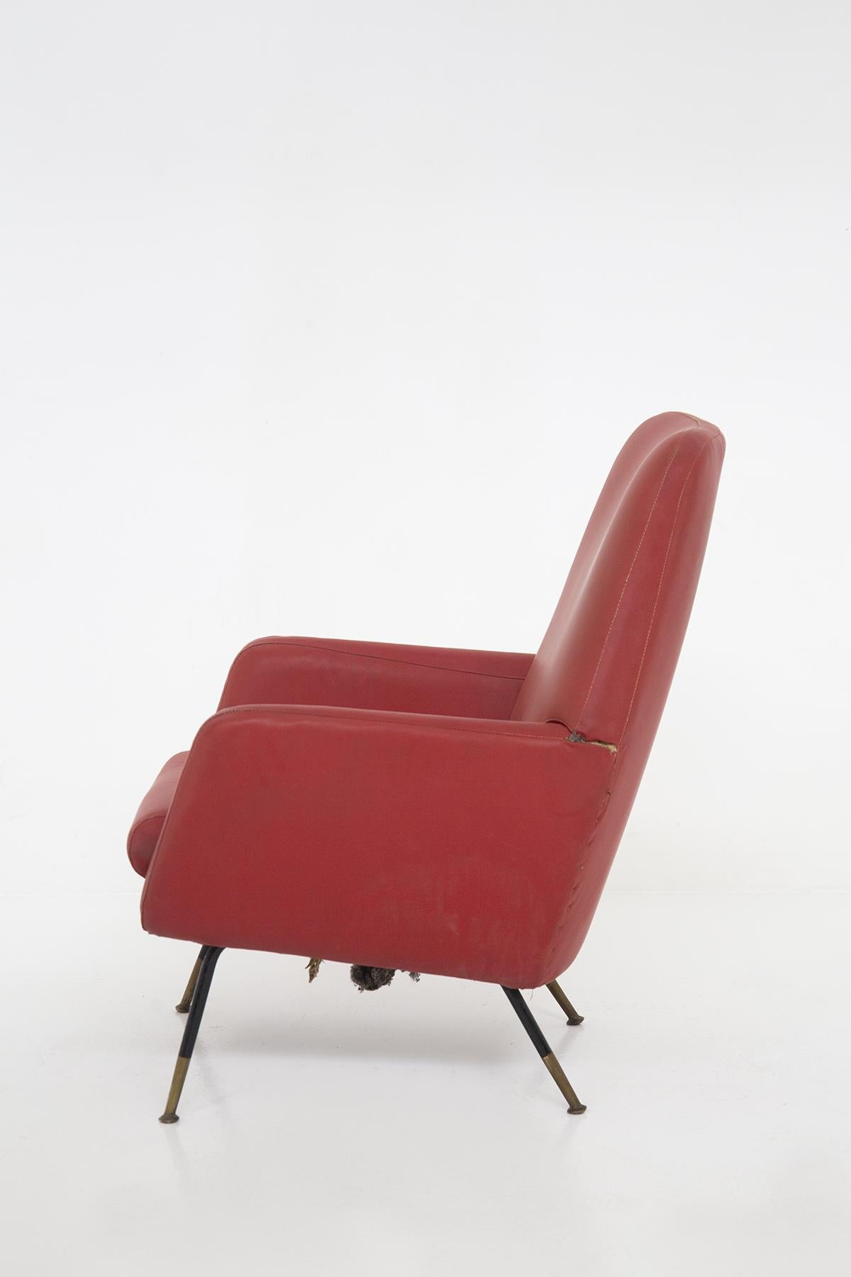 Wunderschönes Paar Ledersessel aus den 1970er Jahren von Gastone Rinaldi, feine italienische Manufaktur.
Die Sessel haben vier Stützfüße aus Eisen, die sehr haltbar sind. Die Form ist leicht offen und die Füße sind mit Messing überzogen, was ihnen