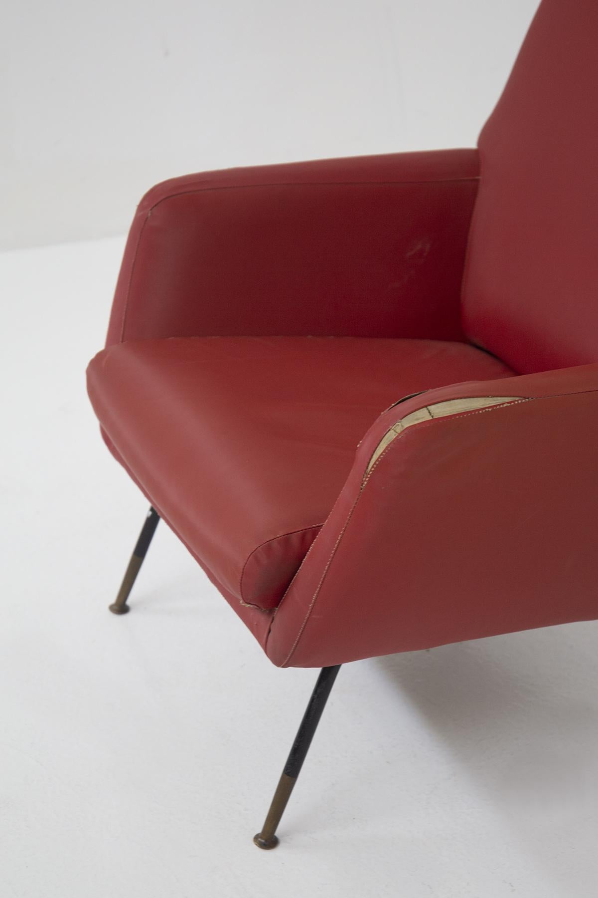 Gastone Rinaldi Vintage-Sessel aus rotem Leder mit Messingfüßen (Moderne der Mitte des Jahrhunderts) im Angebot