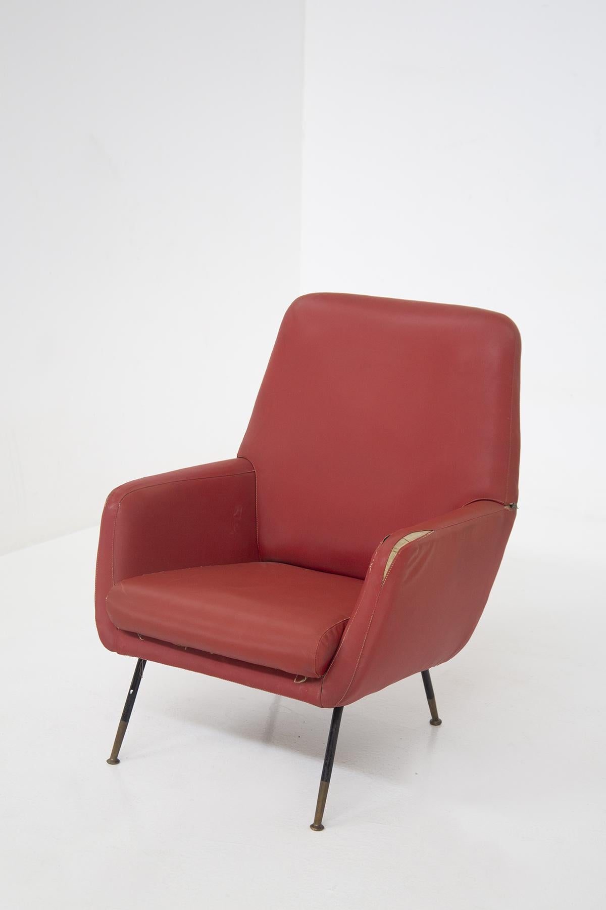 Gastone Rinaldi Vintage-Sessel aus rotem Leder mit Messingfüßen (Italienisch) im Angebot