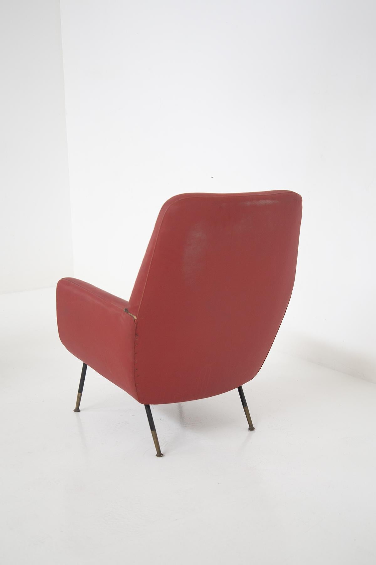 Gastone Rinaldi Vintage-Sessel aus rotem Leder mit Messingfüßen im Zustand „Gut“ im Angebot in Milano, IT