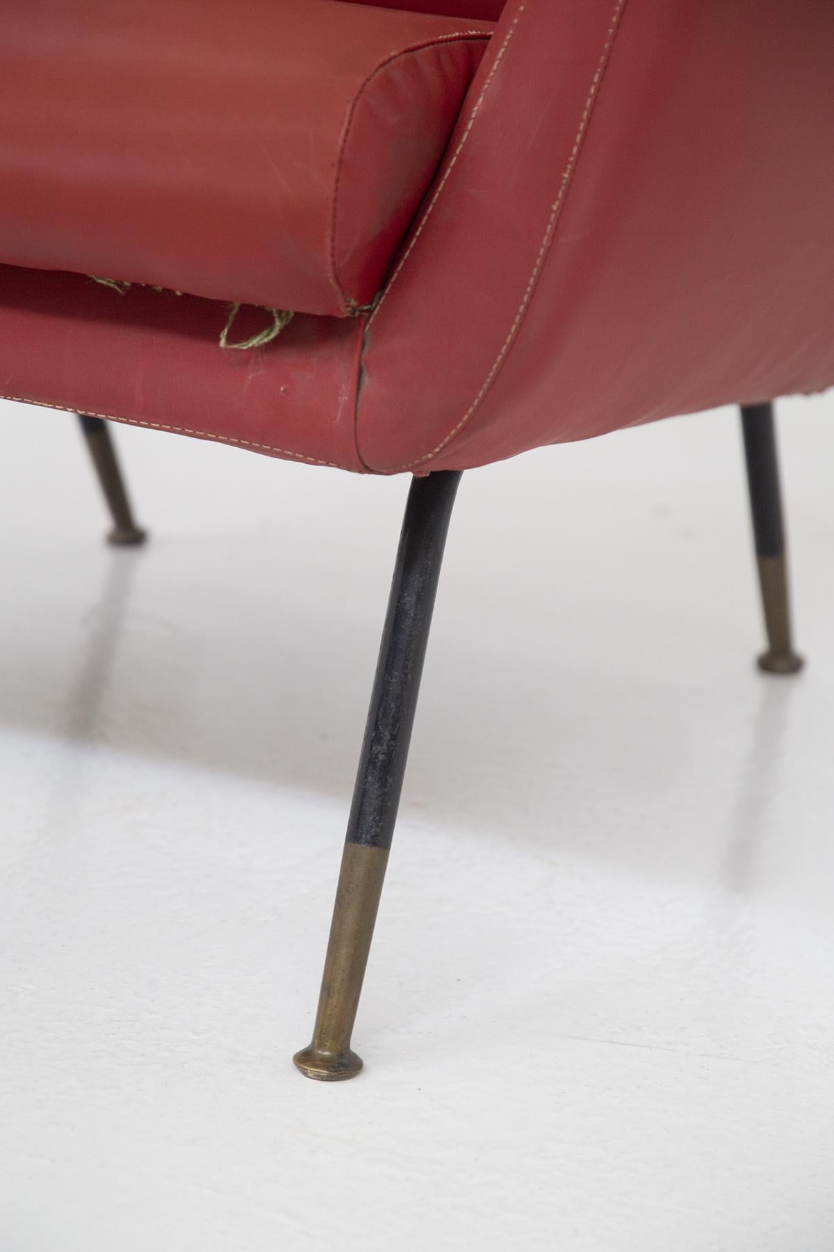 Italiano Gastone Rinaldi Poltrone in pelle rossa vintage con piedi in ottone in vendita