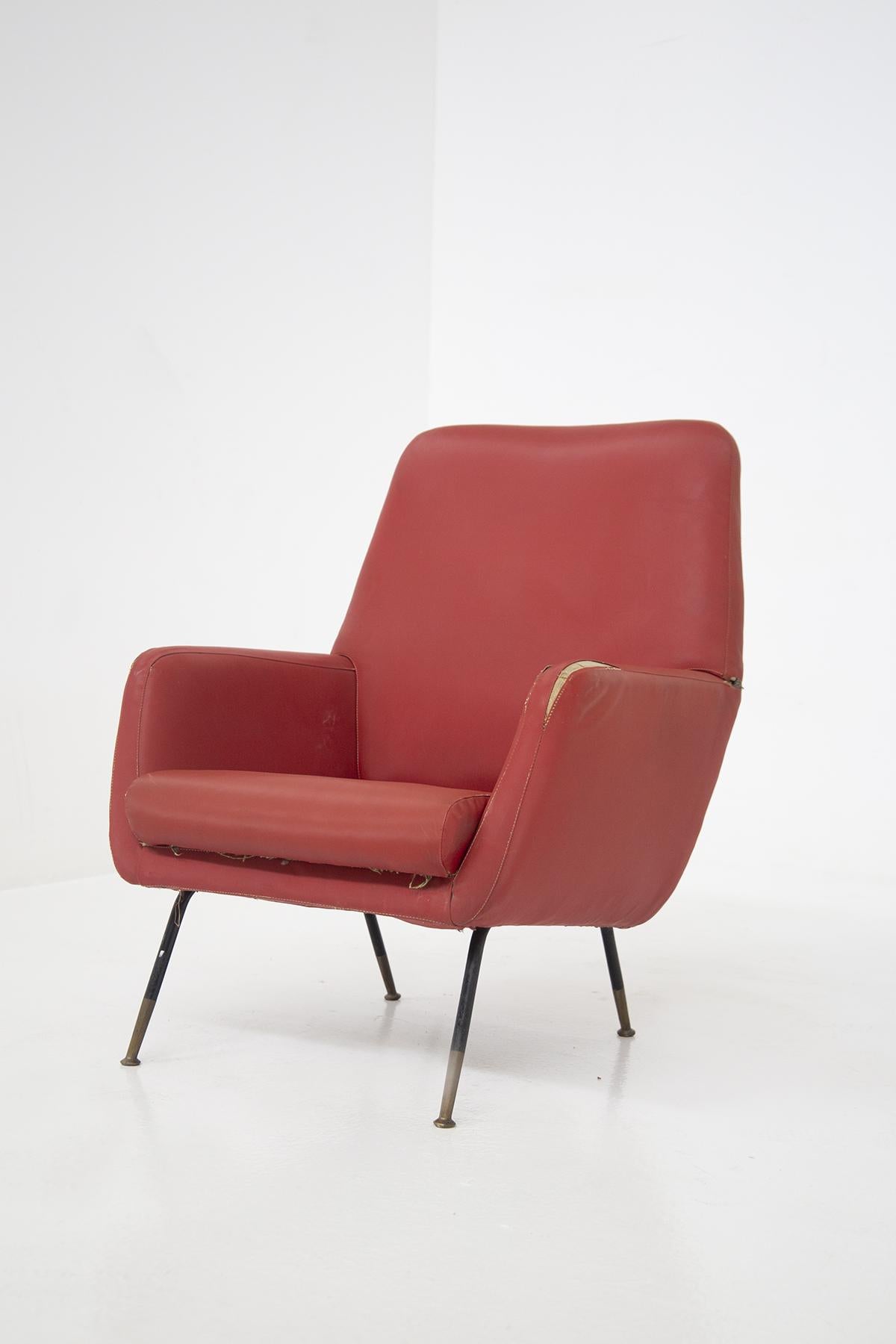 Gastone Rinaldi Vintage-Sessel aus rotem Leder mit Messingfüßen (Eisen) im Angebot