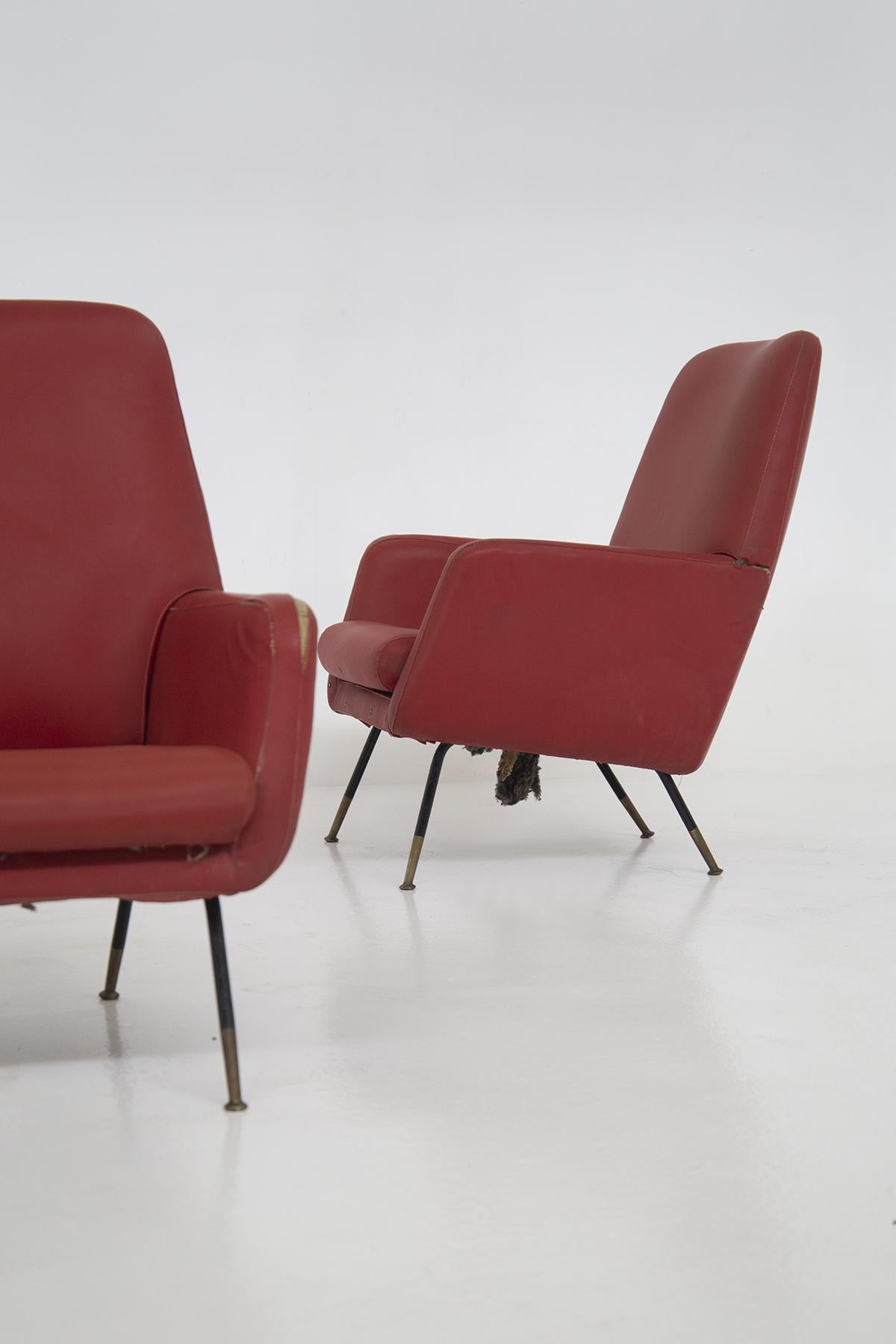 Fine XX secolo Gastone Rinaldi Poltrone in pelle rossa vintage con piedi in ottone in vendita