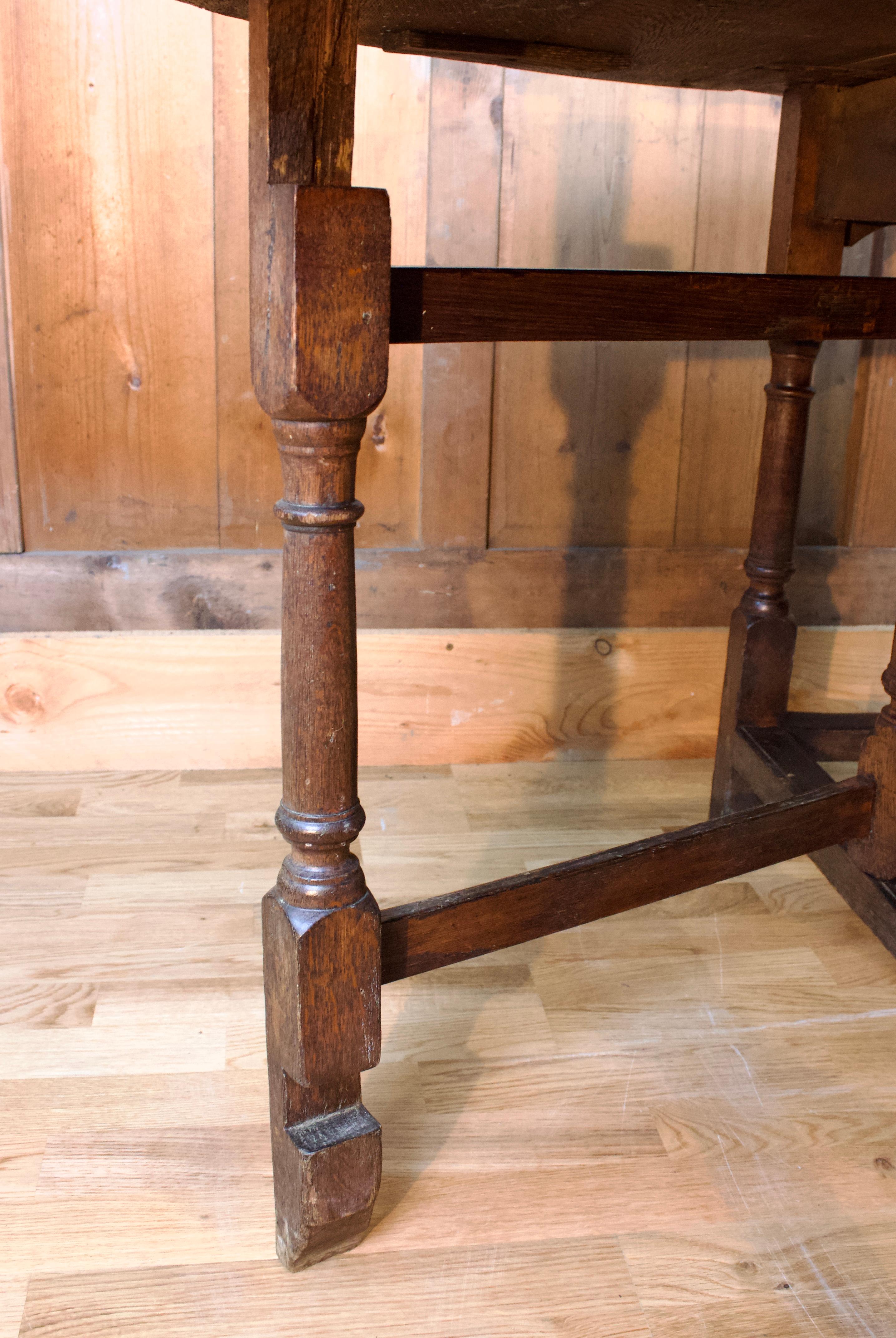 XVIIIe siècle Table anglaise pliante en bois de chêne, 18e siècle, Angleterre  en vente
