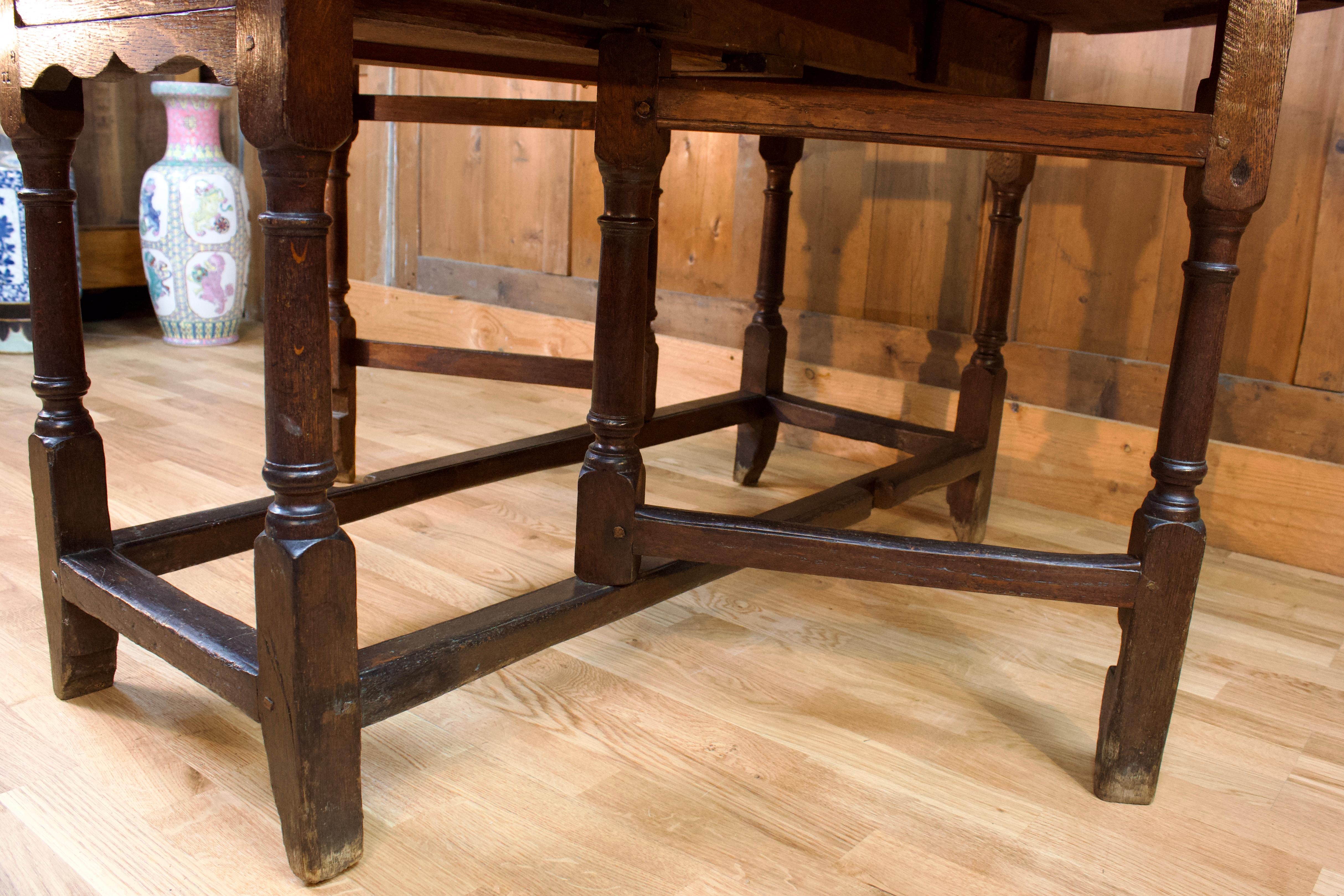 English Gate-leg Table Folding in Oak Wood - 18th Century - England  For Sale 2