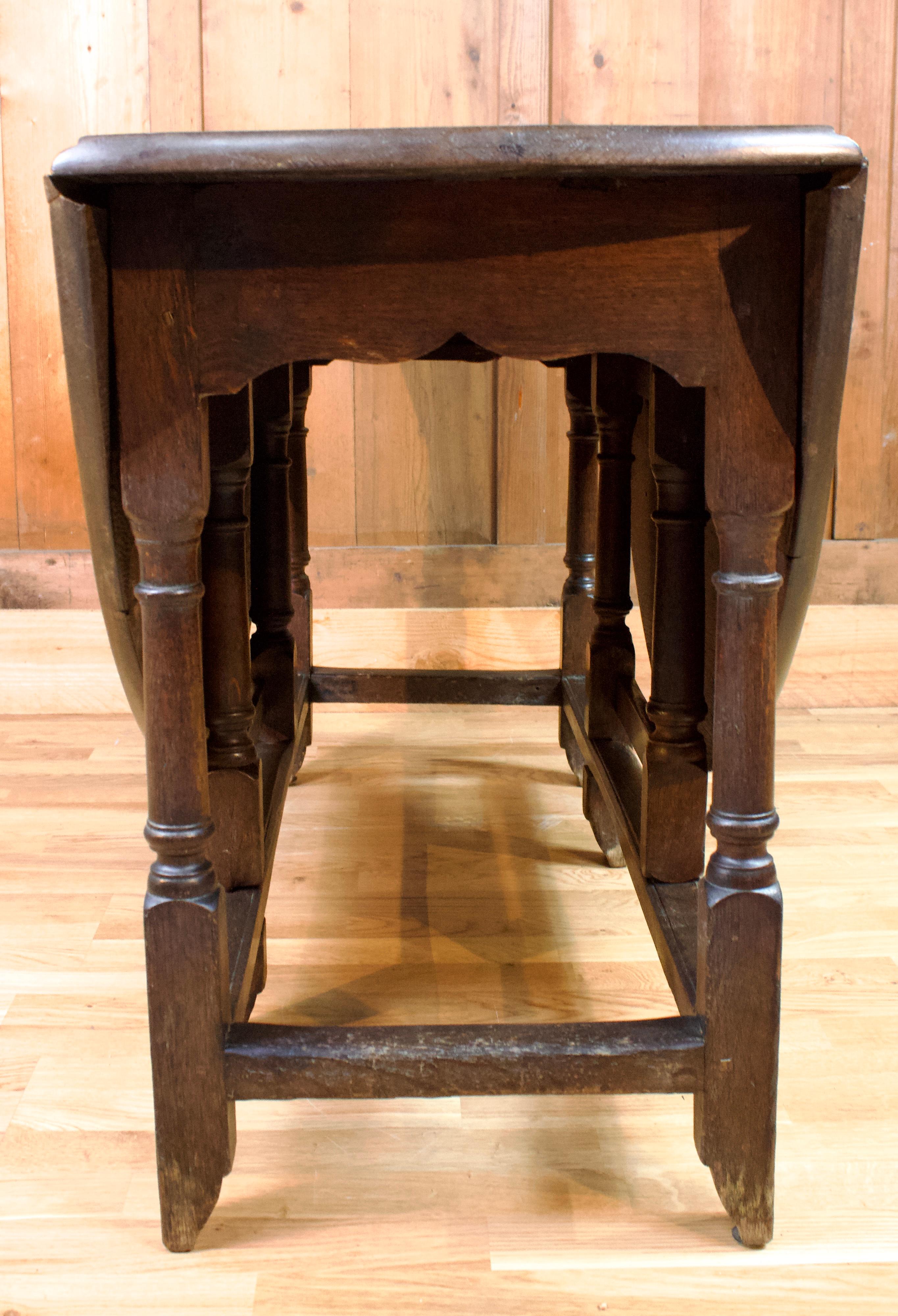 English Gate-leg Table Folding in Oak Wood - 18th Century - England  For Sale 3