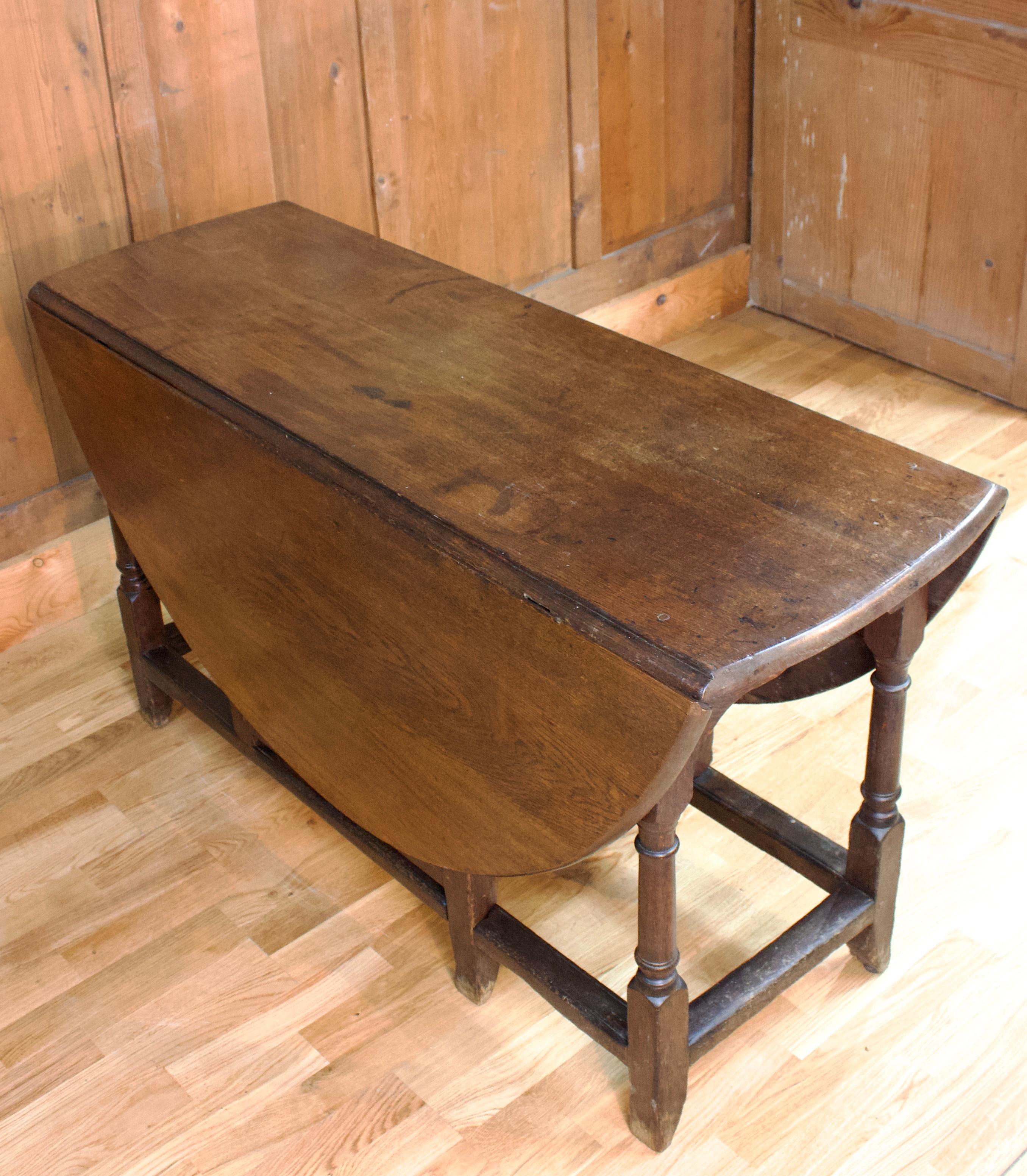 English Gate-leg Table Folding in Oak Wood - 18th Century - England  For Sale 4