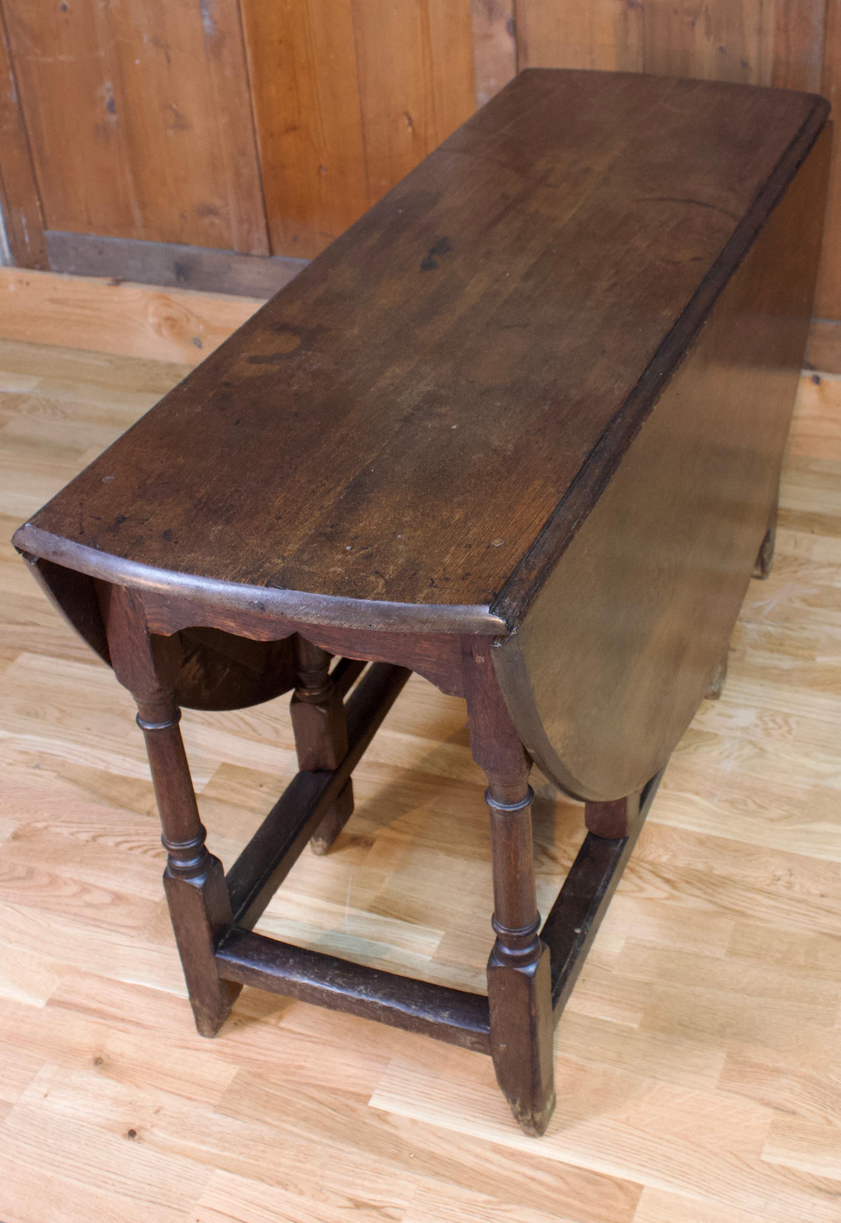 English Gate-leg Table Folding in Oak Wood - 18th Century - England  For Sale 5