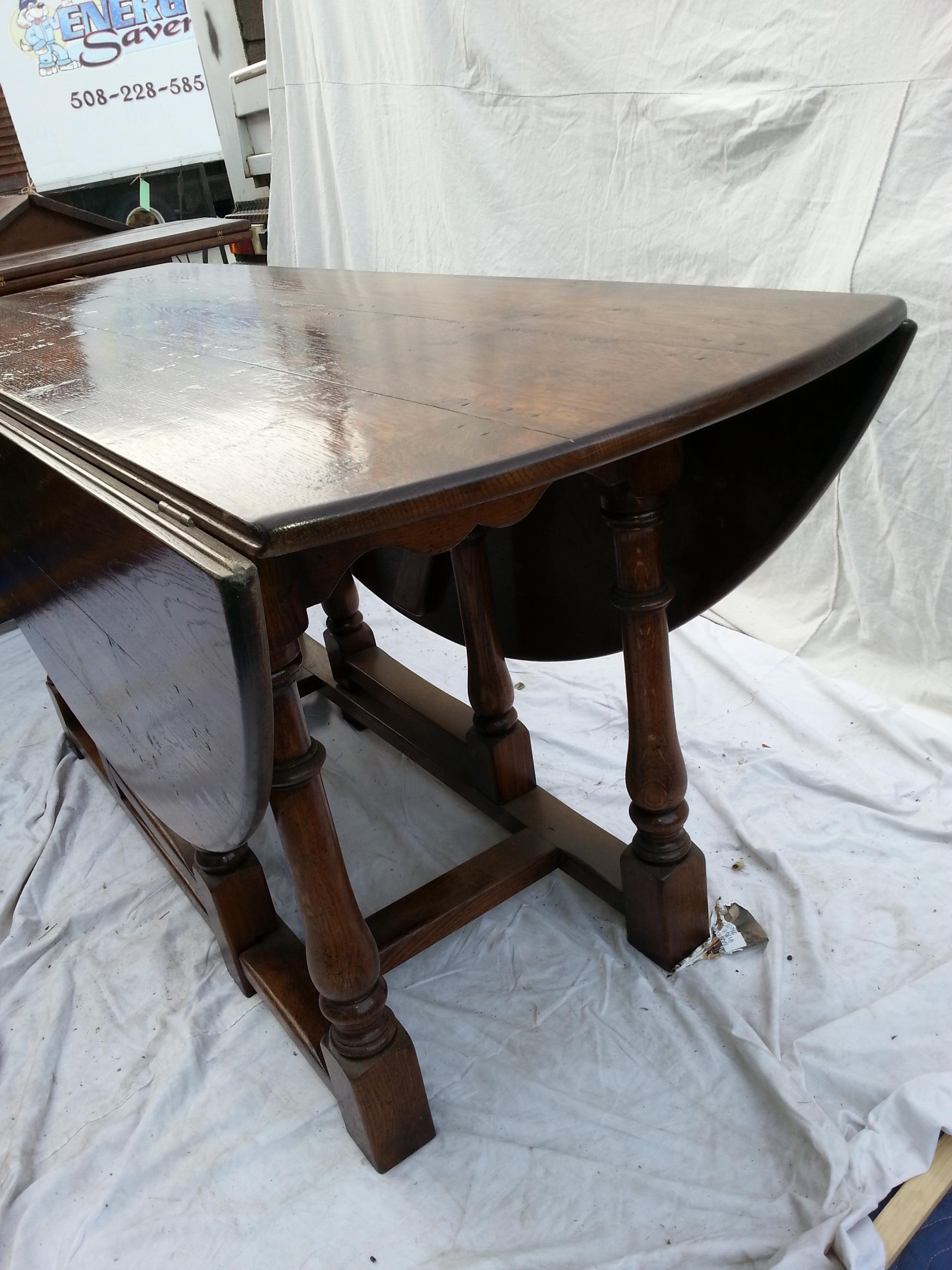 Gateleg Table In Excellent Condition In Nantucket, MA