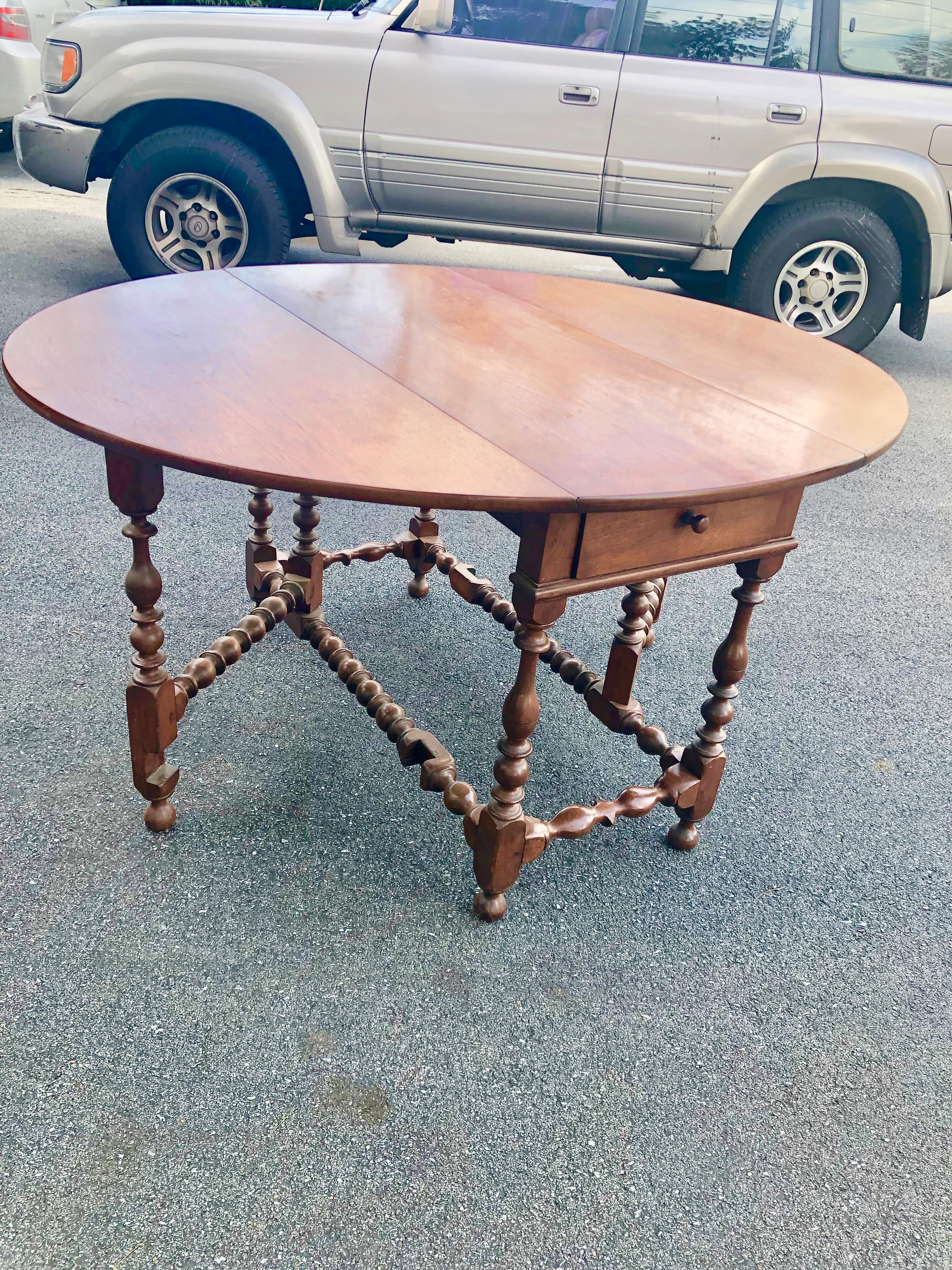 Gateleg table walnut William an Mary ring an vase turning Philadelphia, 1720
Conservation to top and drawers original turned feet, the best turning profile
Example of same maker in Chipstone.
