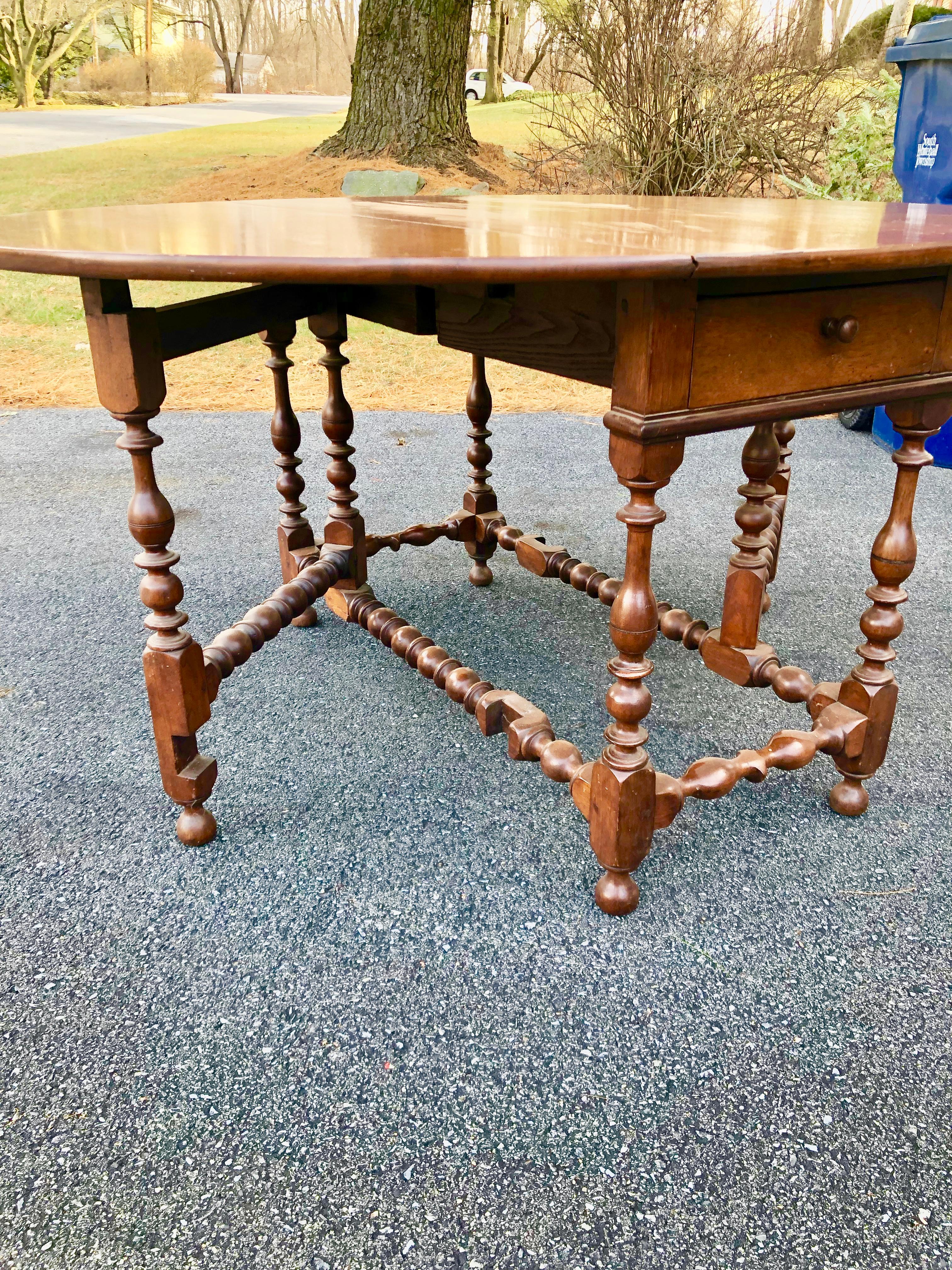 Gateleg Table Walnut William an Mary Ring an Vase Turning Philadelphia, 1720 In Good Condition For Sale In Allentown, PA