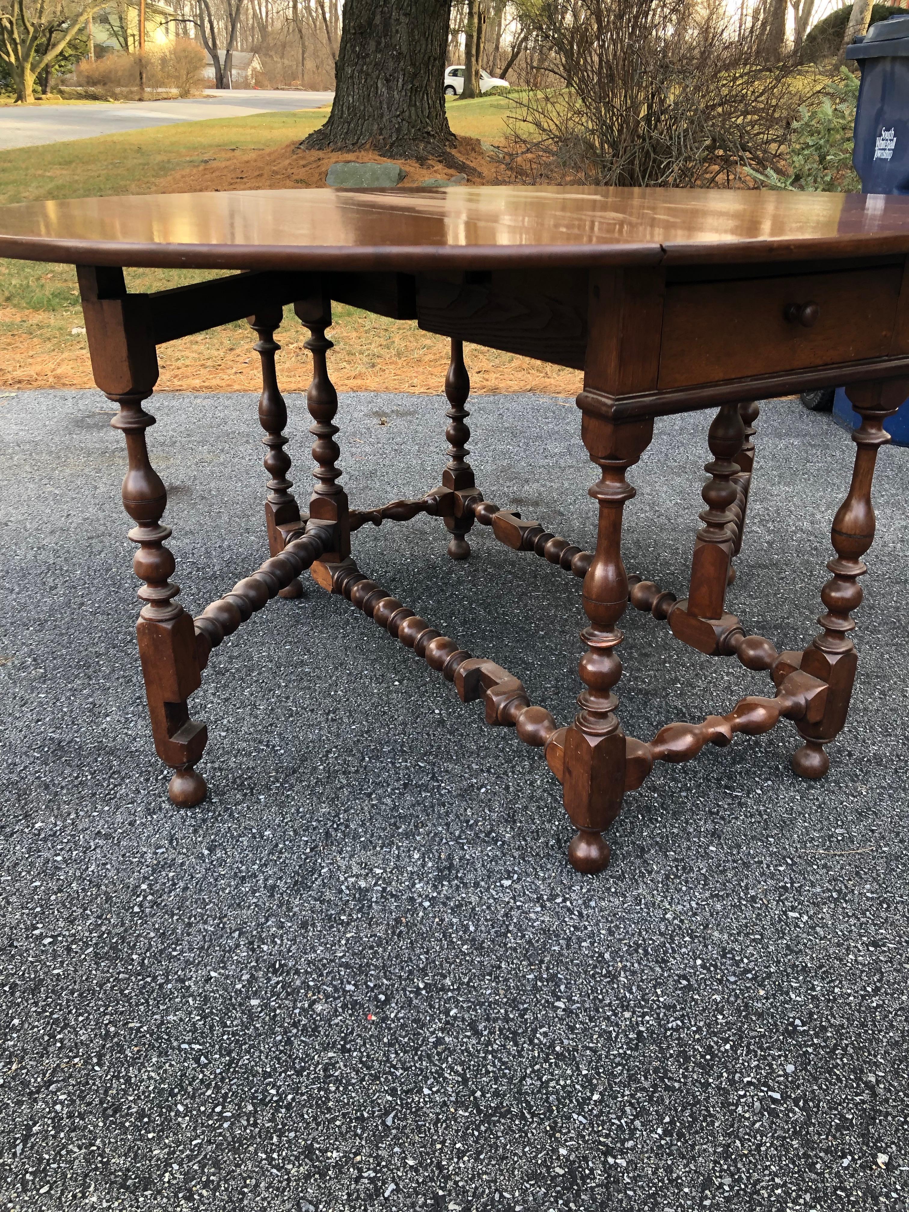 Gateleg Table Walnut William an Mary Ring an Vase Turning Philadelphia, 1720 For Sale 2