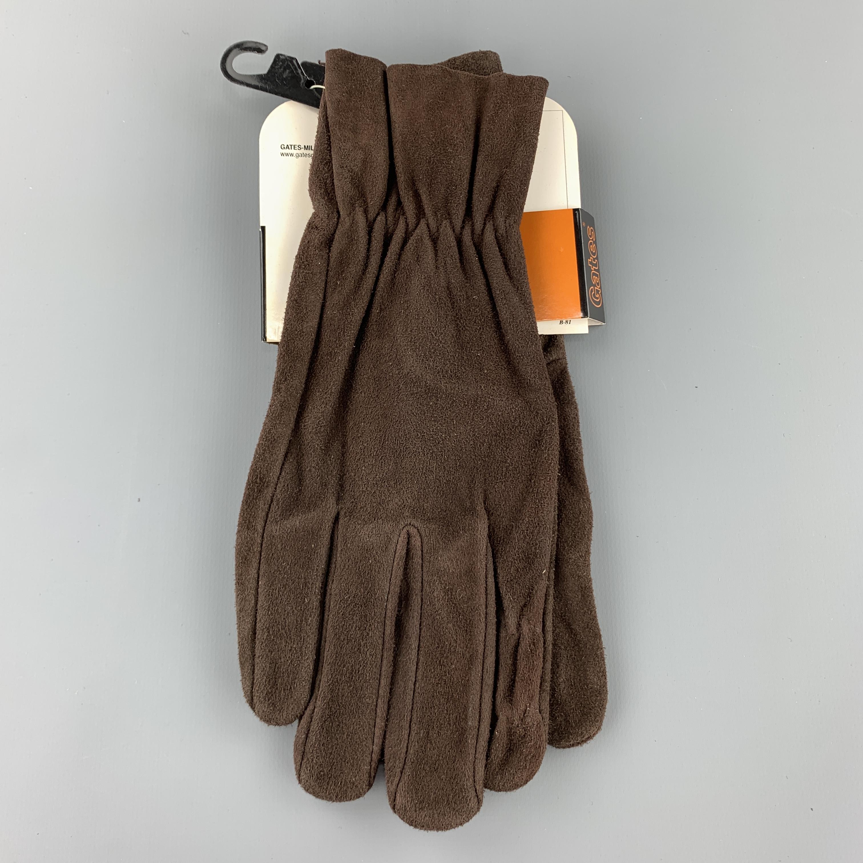 Vintage GATES gloves come in deerskin suede with an elastic gathered cuff.

Vintage Deadstock New with Tags.
Marked: S

Width: 4 in.
Length: 10 in. 