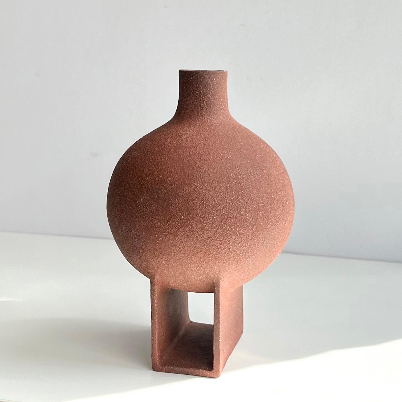 Vaso scultoreo Gateway di Karin Amdal
Unico nel suo genere.
Dimensioni: D. 13 x L. 13 x H. 19 cm.
Materiali: Ceramica/argilla di gres.

I pezzi sono fatti a mano, unici nel loro genere, e le dimensioni possono variare leggermente. Può essere