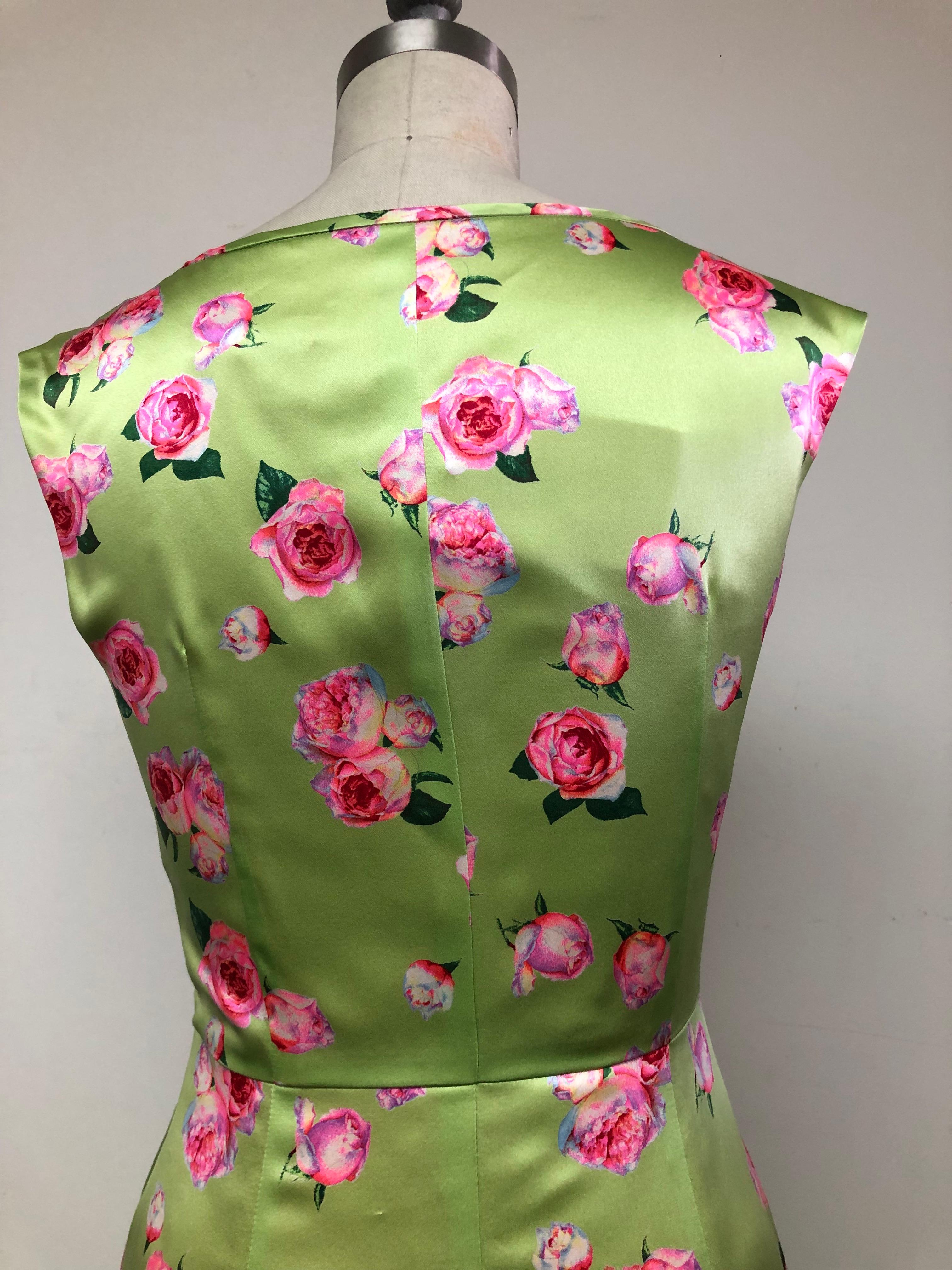 Robe blouson à fronces en vert pâle Charmuese avec des  Roses roses en vente 1