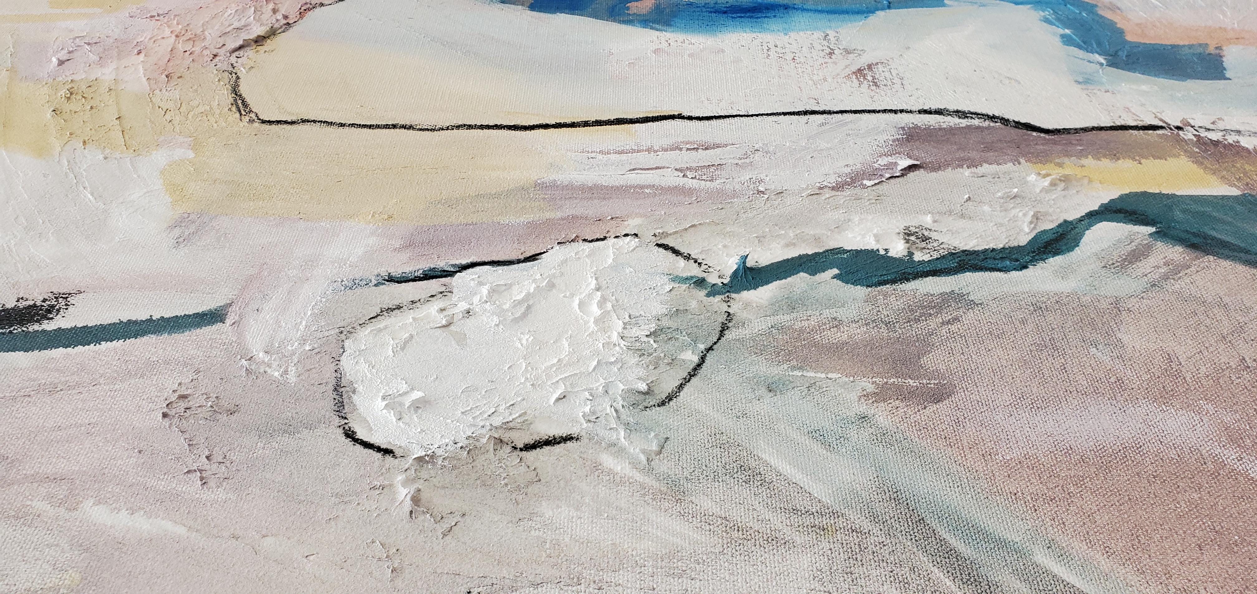 2021 ist ein großes gerahmtes abstraktes Ölgemälde von Kathi Robinson Frank. Dieses Mixed-Media-Gemälde enthält Öl-, Acryl-, Kohle- und Metallic-Farben in Schwarz-, Weiß-, Grau-, Blau-, Burgunder-, Rouge- und Metallic-Goldtönen und ist in einem
