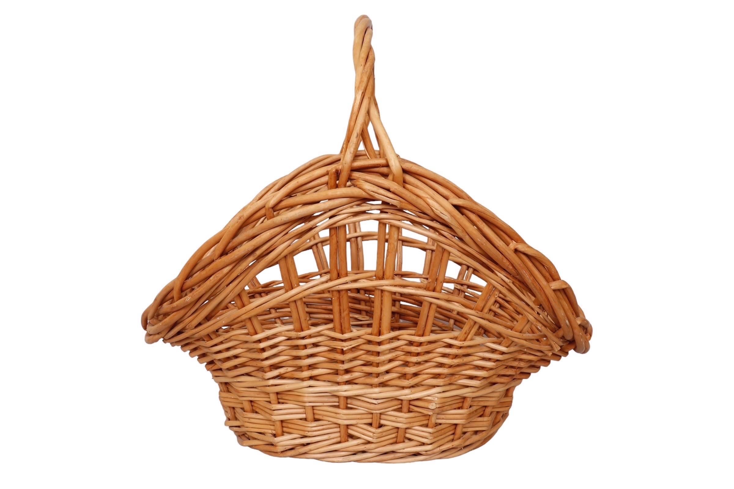 Un panier de collecte de style français, de forme ovale, en osier tressé. Une haute poignée ronde est tressée dans l'épais bord tressé, avec des côtés ouverts arqués au-dessus d'une épaisse base tressée. Utilisé traditionnellement pour ranger les