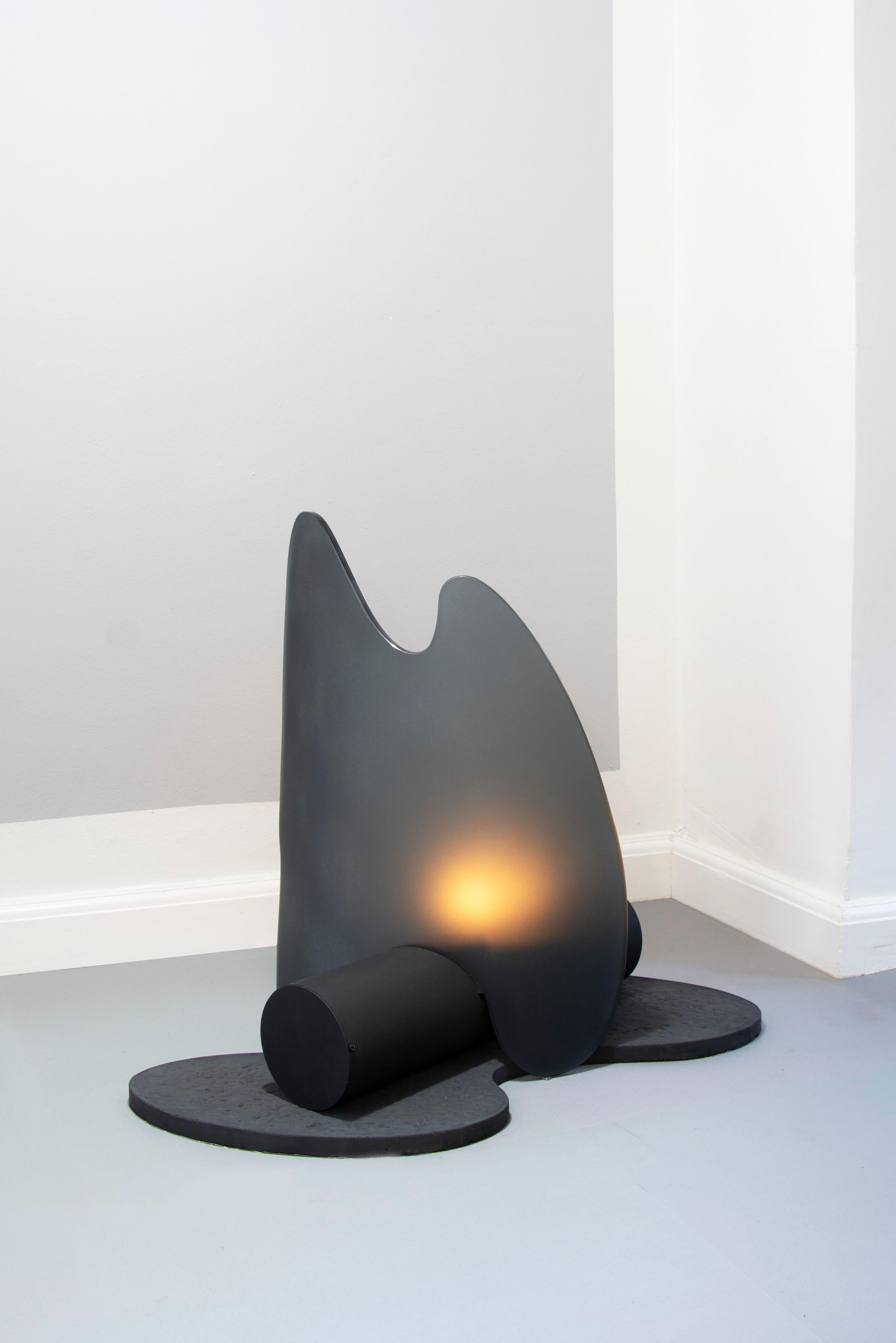 La chaleur de Christian et Jade
Rassembler la chaleur
Année : 2019
Matériaux : Verre fumé, acier, Lavastone, système au bioéthanol
Taille : H 62, L 100, L 70 cm

Le lustre nuage de fumée est une lampe à huile qui flotte au milieu de l'espace,