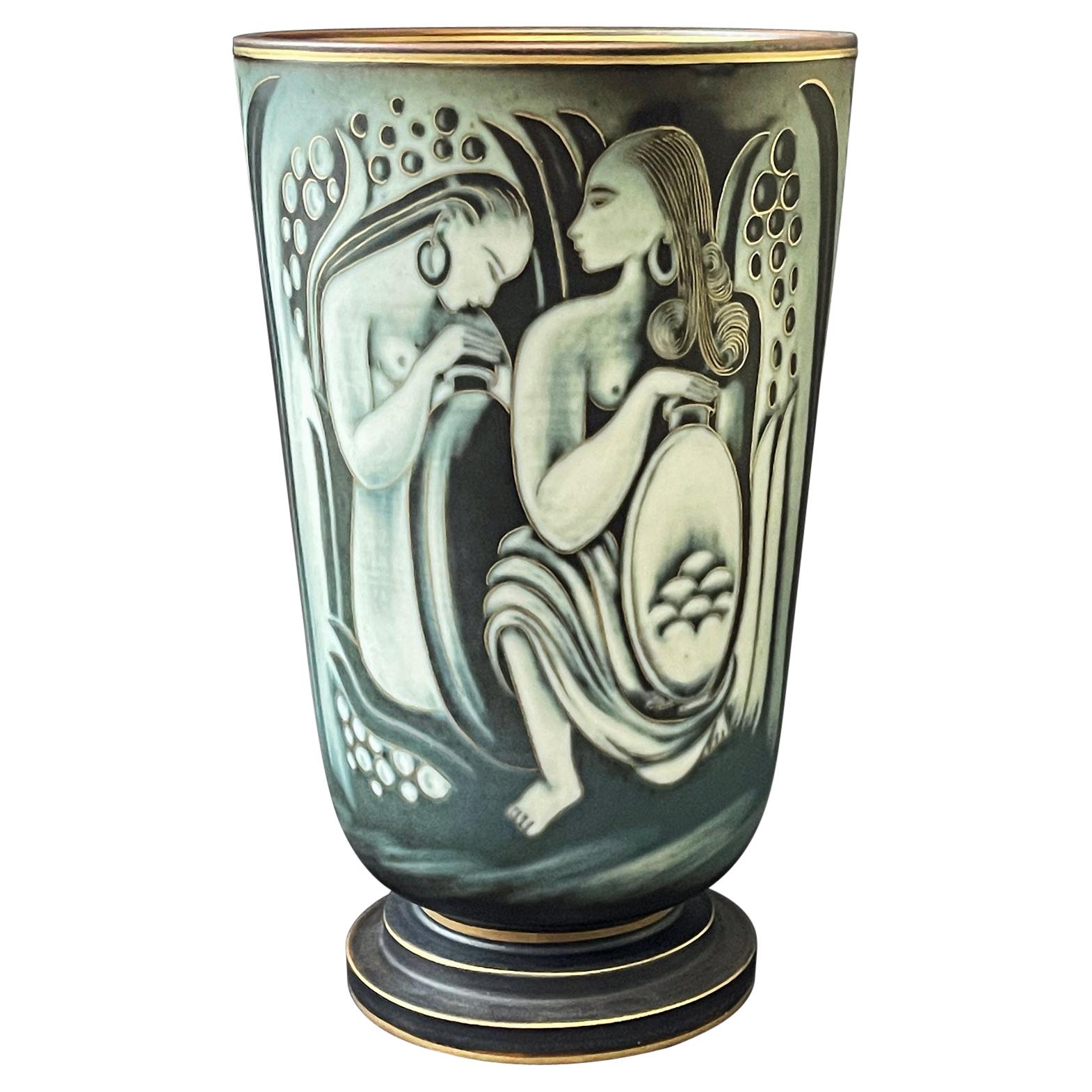 Fabelhafte Art-Déco-Vase mit weiblichen Akten von Nylund/Rorstrand, „Gathering Water“